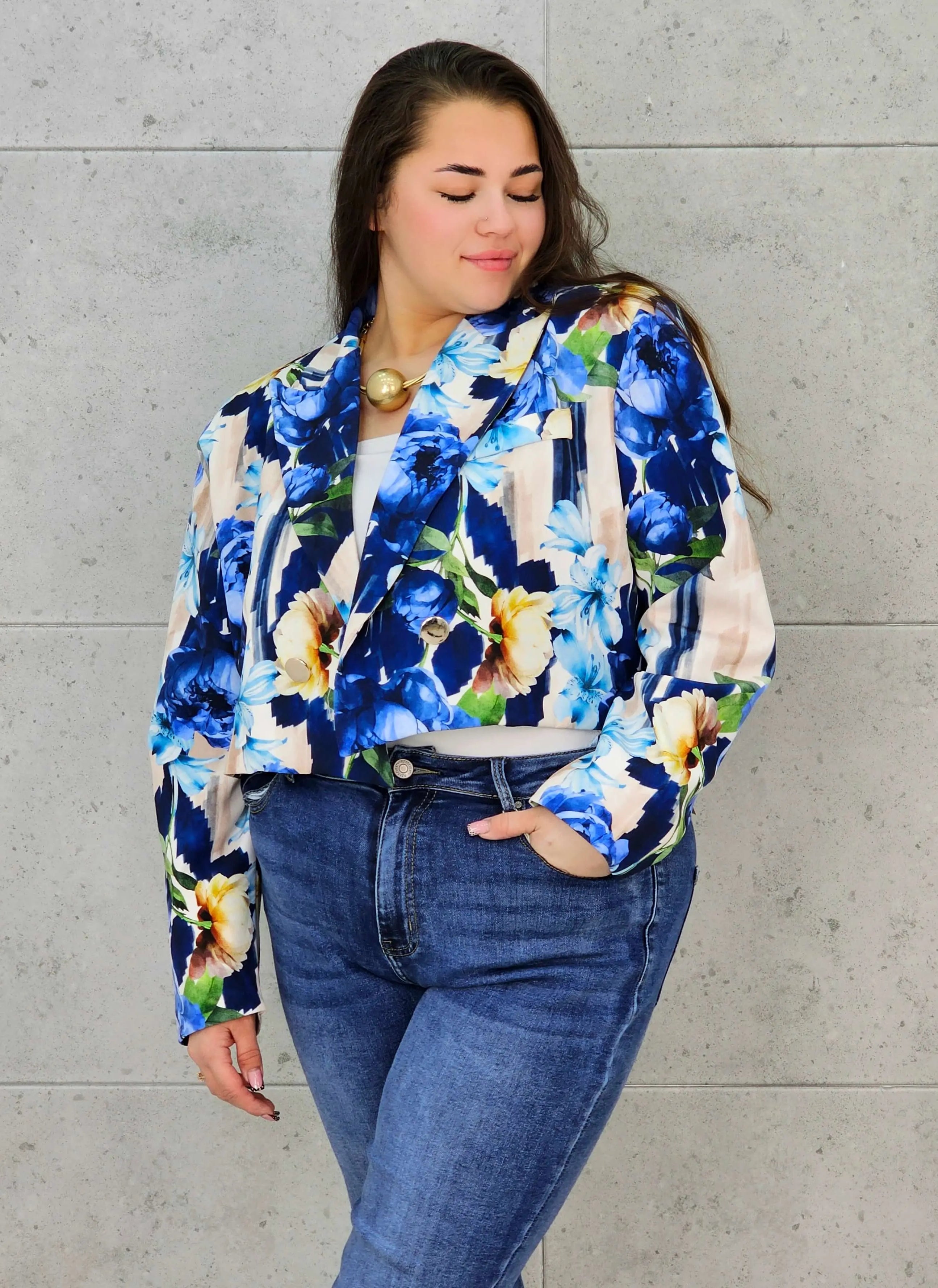 Krótka marynarka plus size w kwiaty – elegancja w modnym wydaniu Stylowa XL Stylowa XL