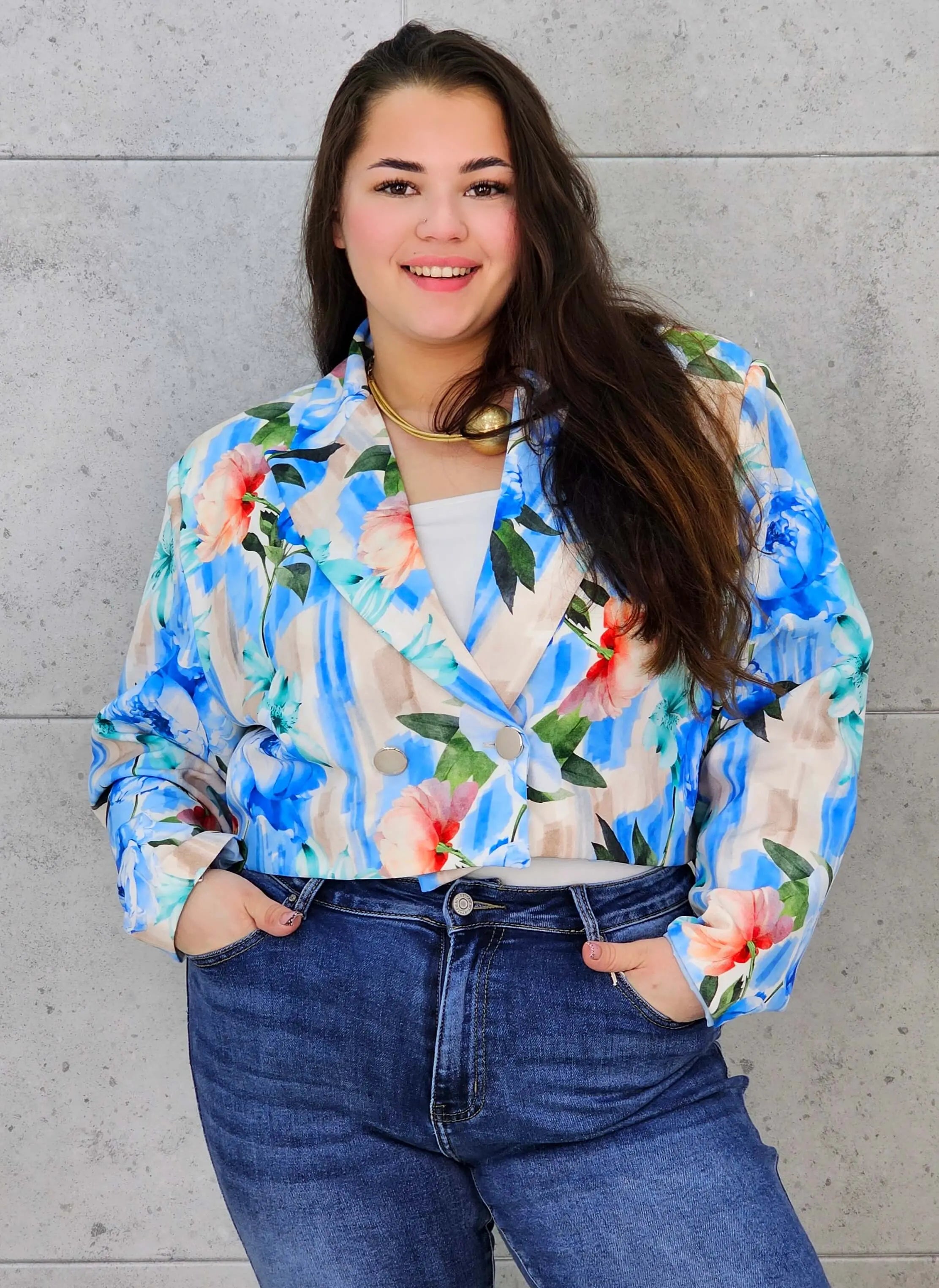 Krótka marynarka plus size w kwiaty – elegancja w modnym wydaniu Stylowa XL Stylowa XL