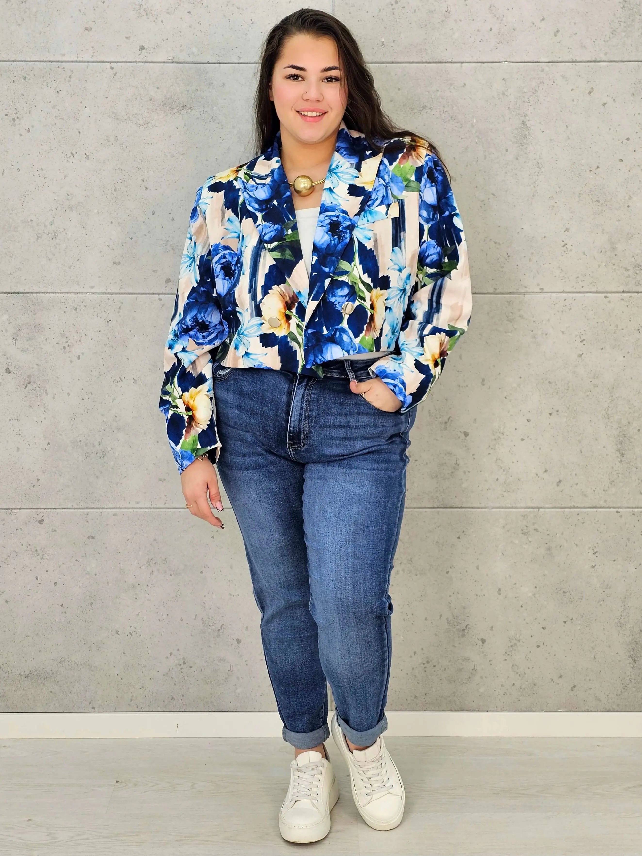 Krótka marynarka plus size w kwiaty – elegancja w modnym wydaniu Stylowa XL Stylowa XL