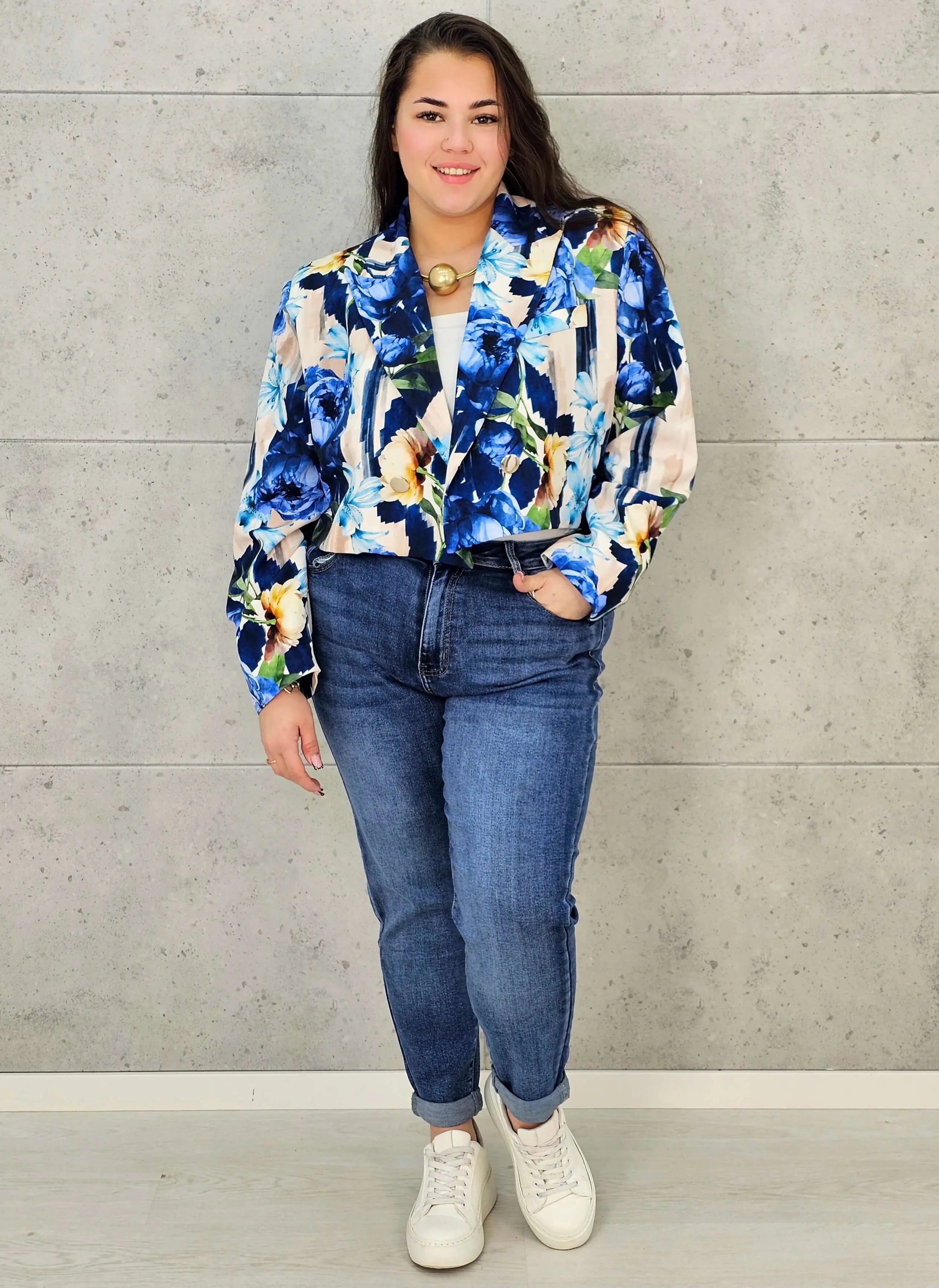 Krótka marynarka plus size w kwiaty – elegancja w modnym wydaniu Stylowa XL Stylowa XL