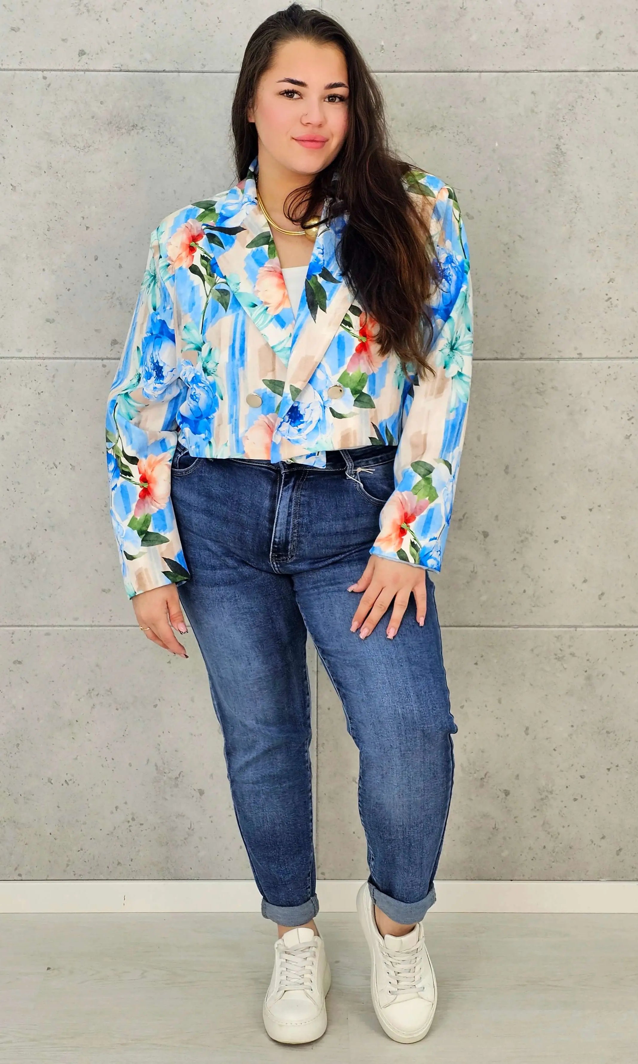Krótka marynarka plus size w kwiaty – elegancja w modnym wydaniu Stylowa XL Stylowa XL