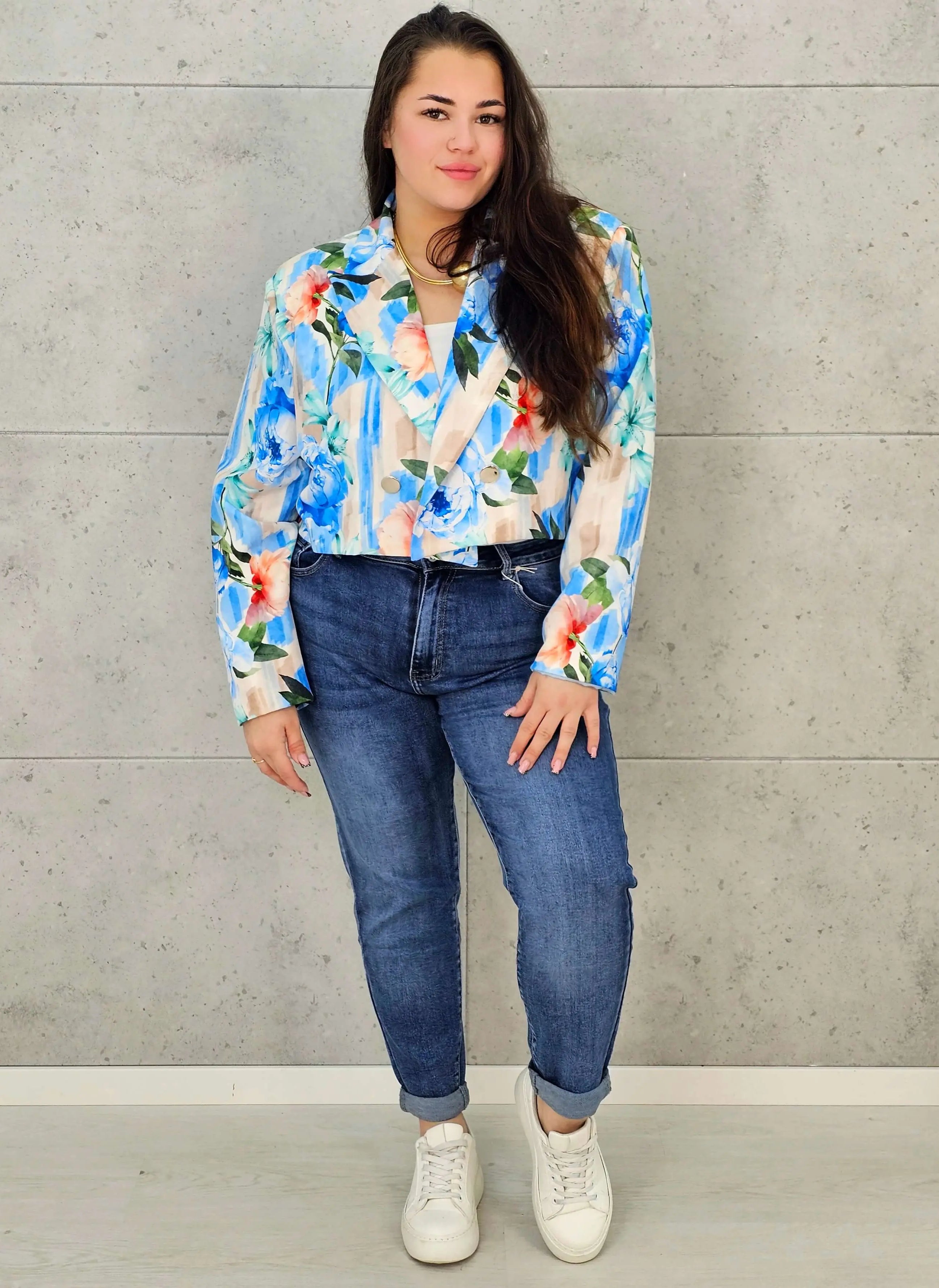 Krótka marynarka plus size w kwiaty – elegancja w modnym wydaniu Stylowa XL Stylowa XL