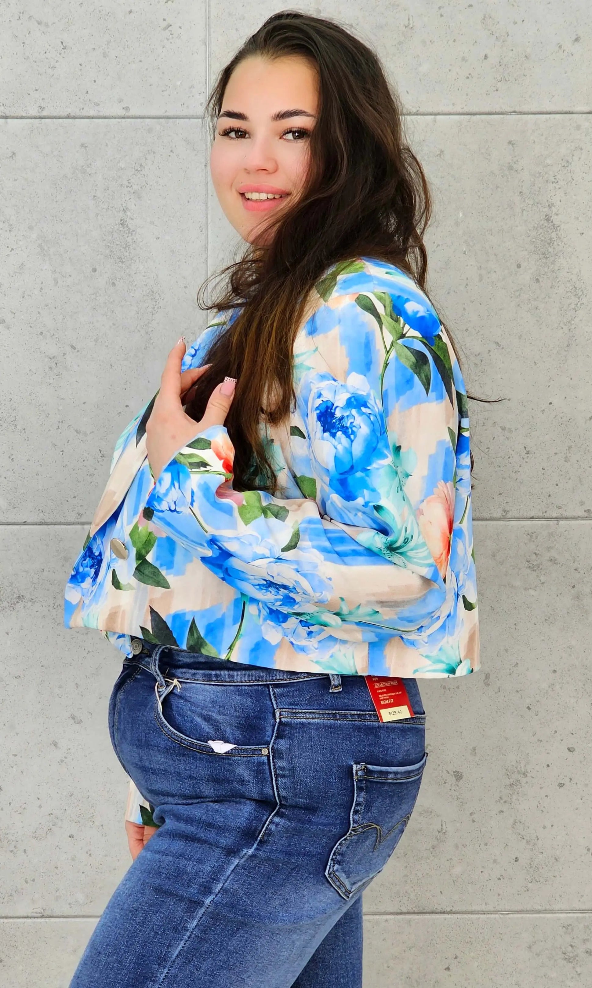 Krótka marynarka plus size w kwiaty – elegancja w modnym wydaniu Stylowa XL Stylowa XL