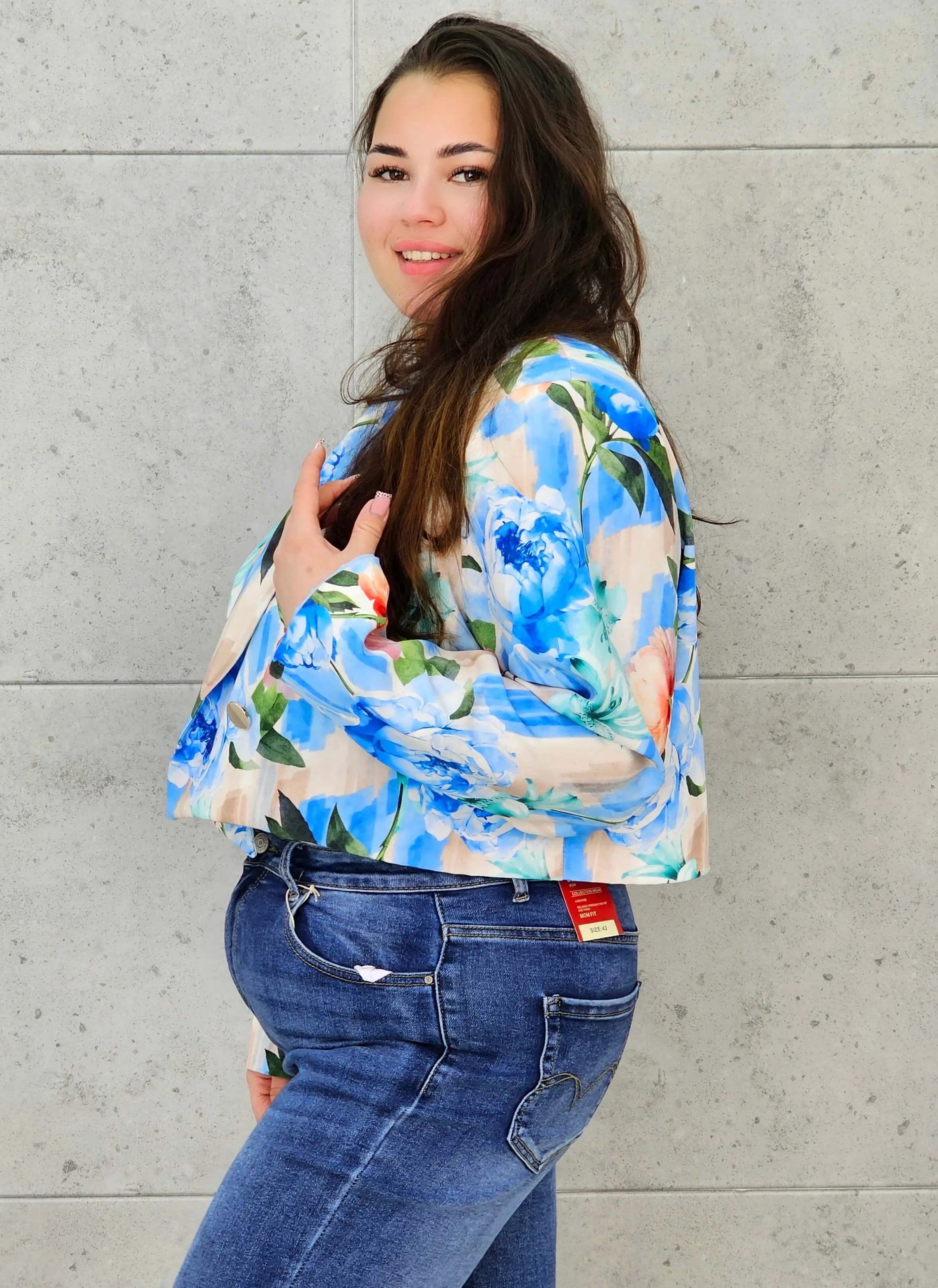 Krótka marynarka plus size w kwiaty – elegancja w modnym wydaniu Stylowa XL Stylowa XL