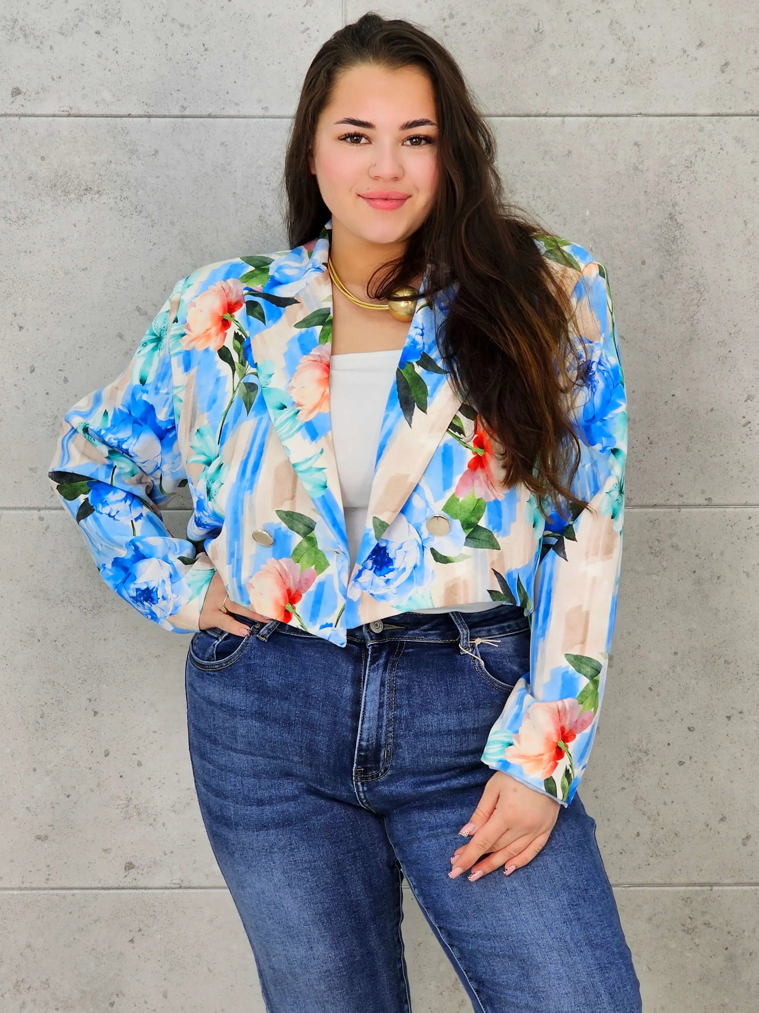 Krótka marynarka plus size w kwiaty – elegancja w modnym wydaniu Stylowa XL Stylowa XL