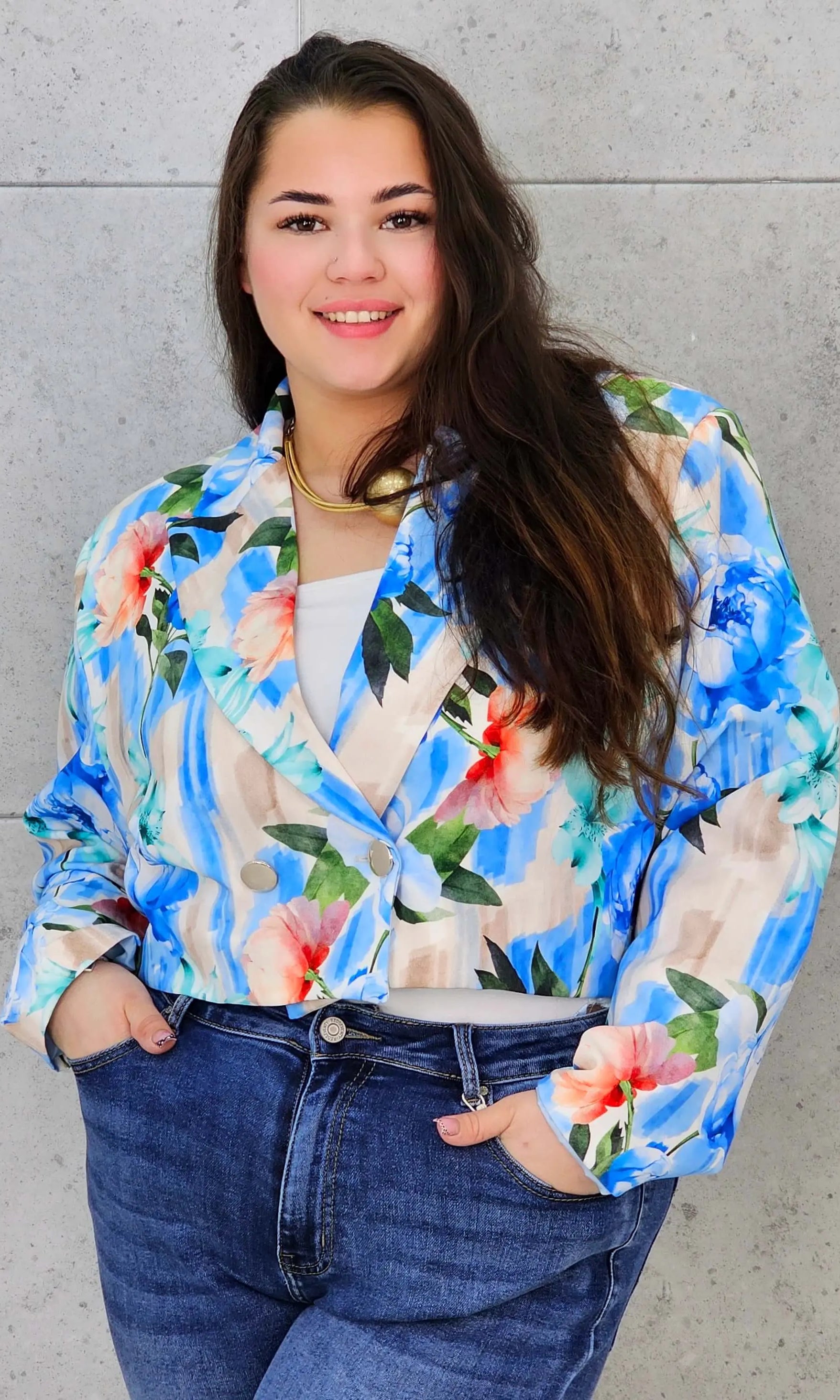 Krótka marynarka plus size w kwiaty – elegancja w modnym wydaniu Stylowa XL Stylowa XL