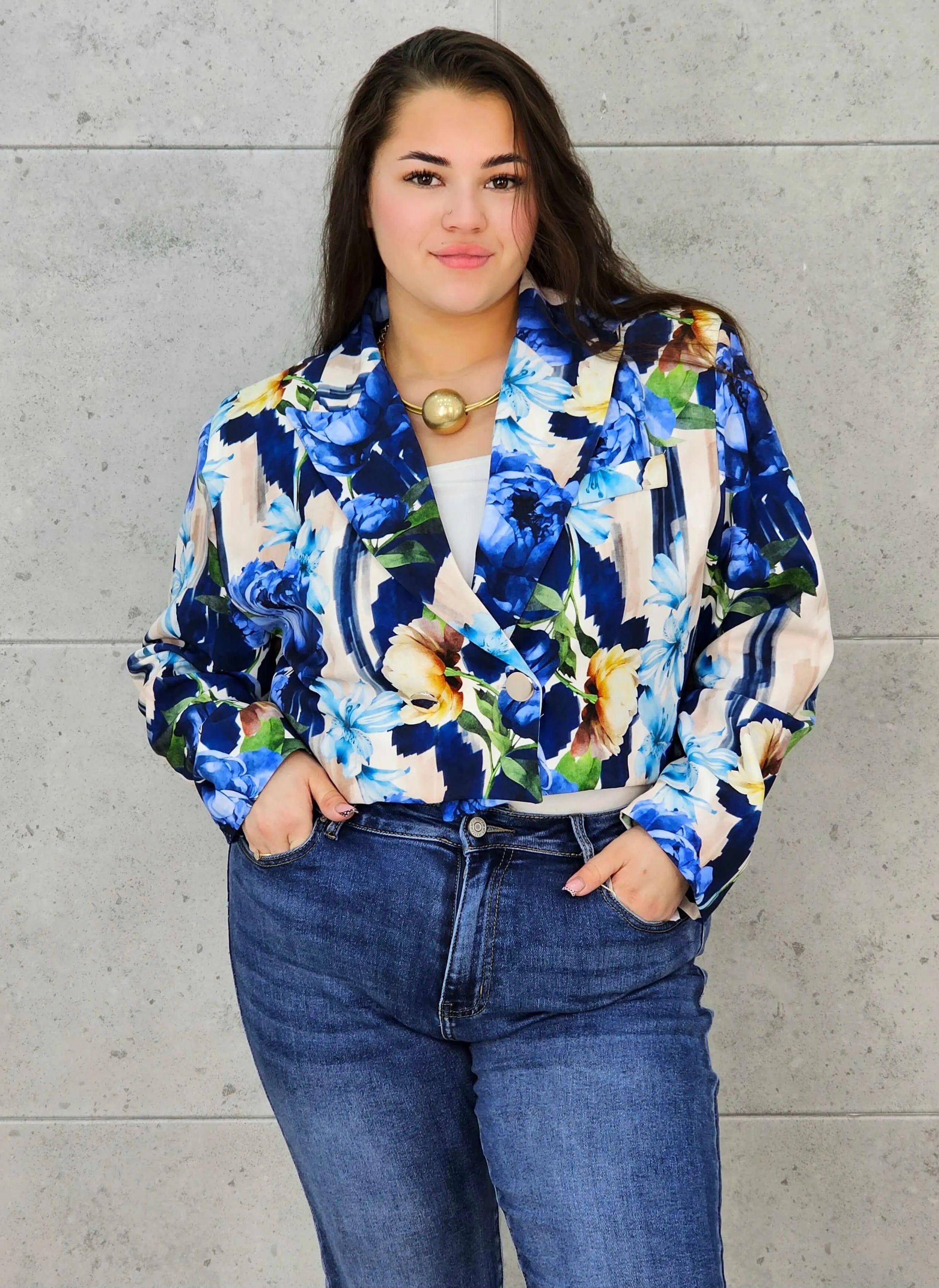 Krótka marynarka plus size w kwiaty – elegancja w modnym wydaniu Stylowa XL Stylowa XL