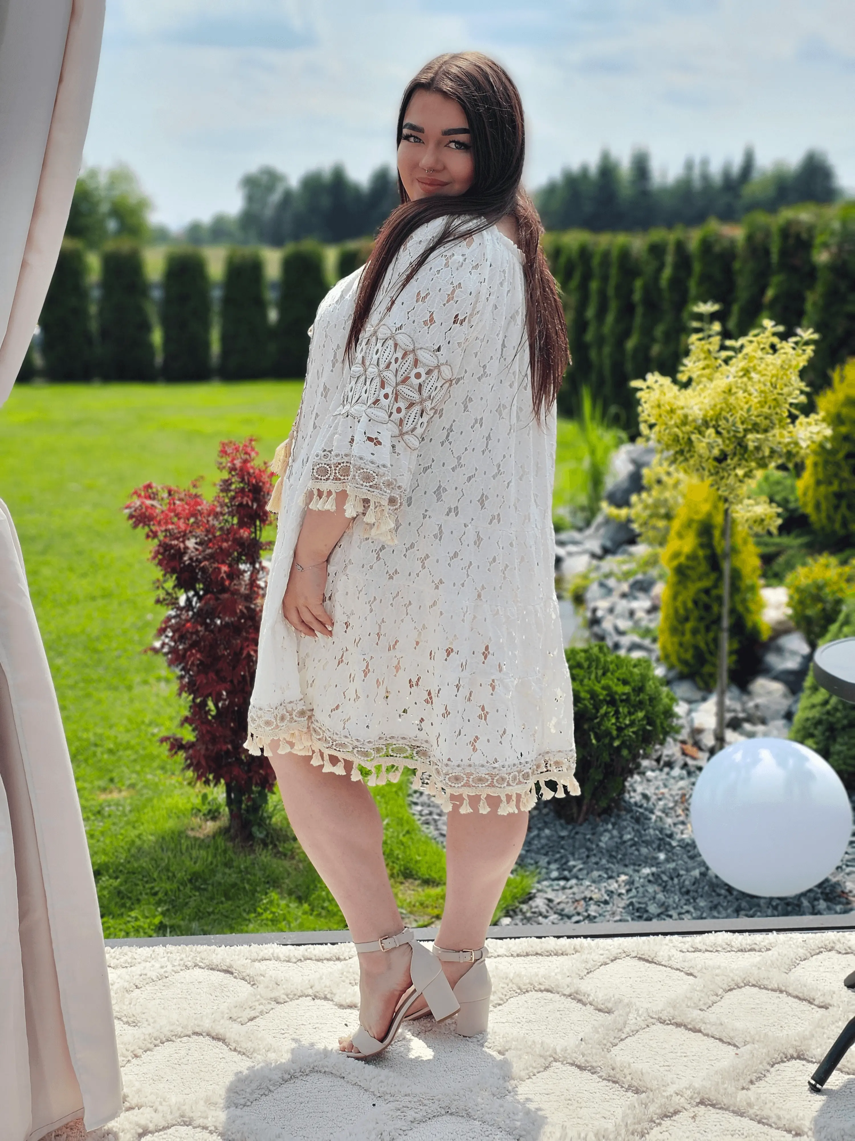 Krótka sukienka z koronką i chwostami Stylowa XL