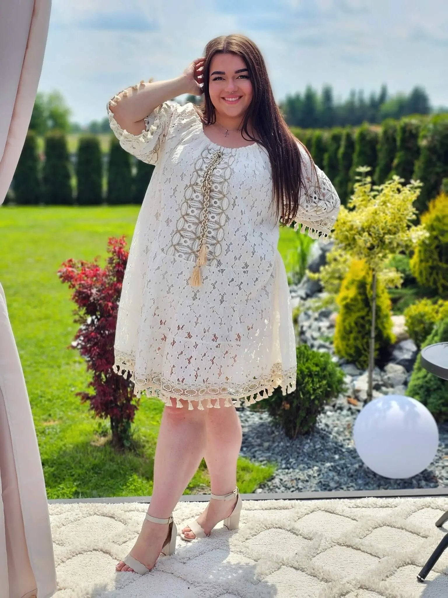 Krótka sukienka z koronką i chwostami Stylowa XL