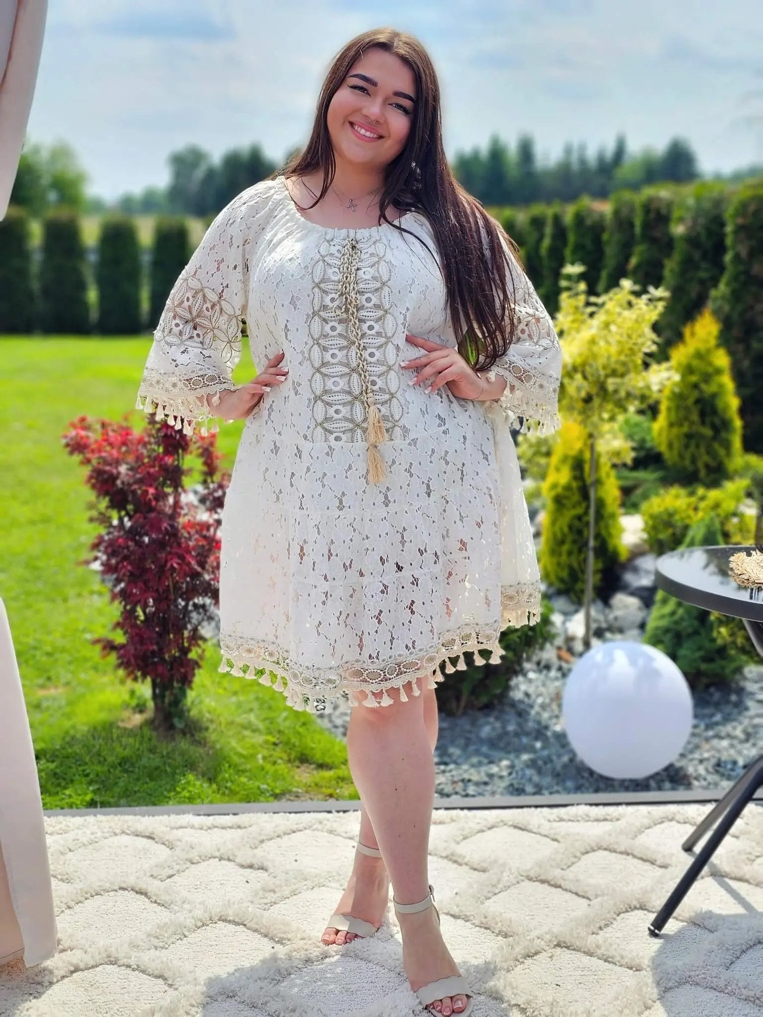 Krótka sukienka z koronką i chwostami Stylowa XL