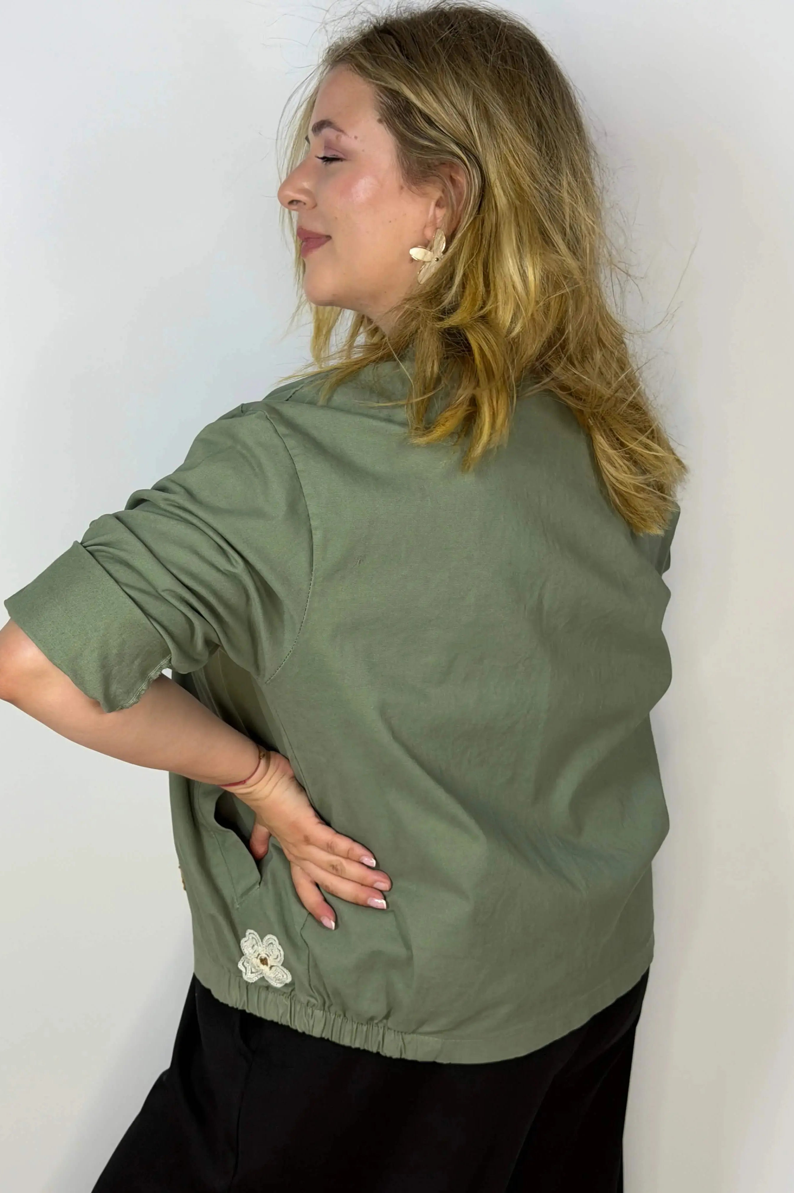 Kurtka damska Plus Size z haftowanymi kwiatami Stylowa XL