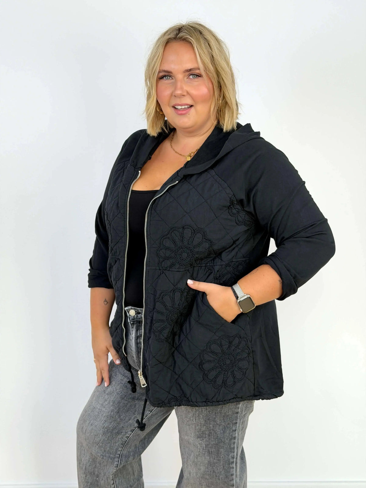 Kurtka damska plus size z kapturem i haftem – pikowana narzutka Stylowa XL