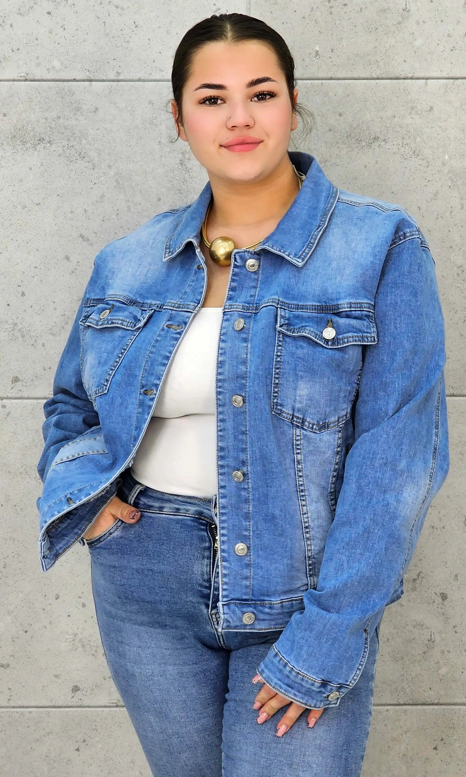 Kurtka jeansowa plus size – klasyka, która podkreśla kobiecą sylwetkę XXL Stylowa XL