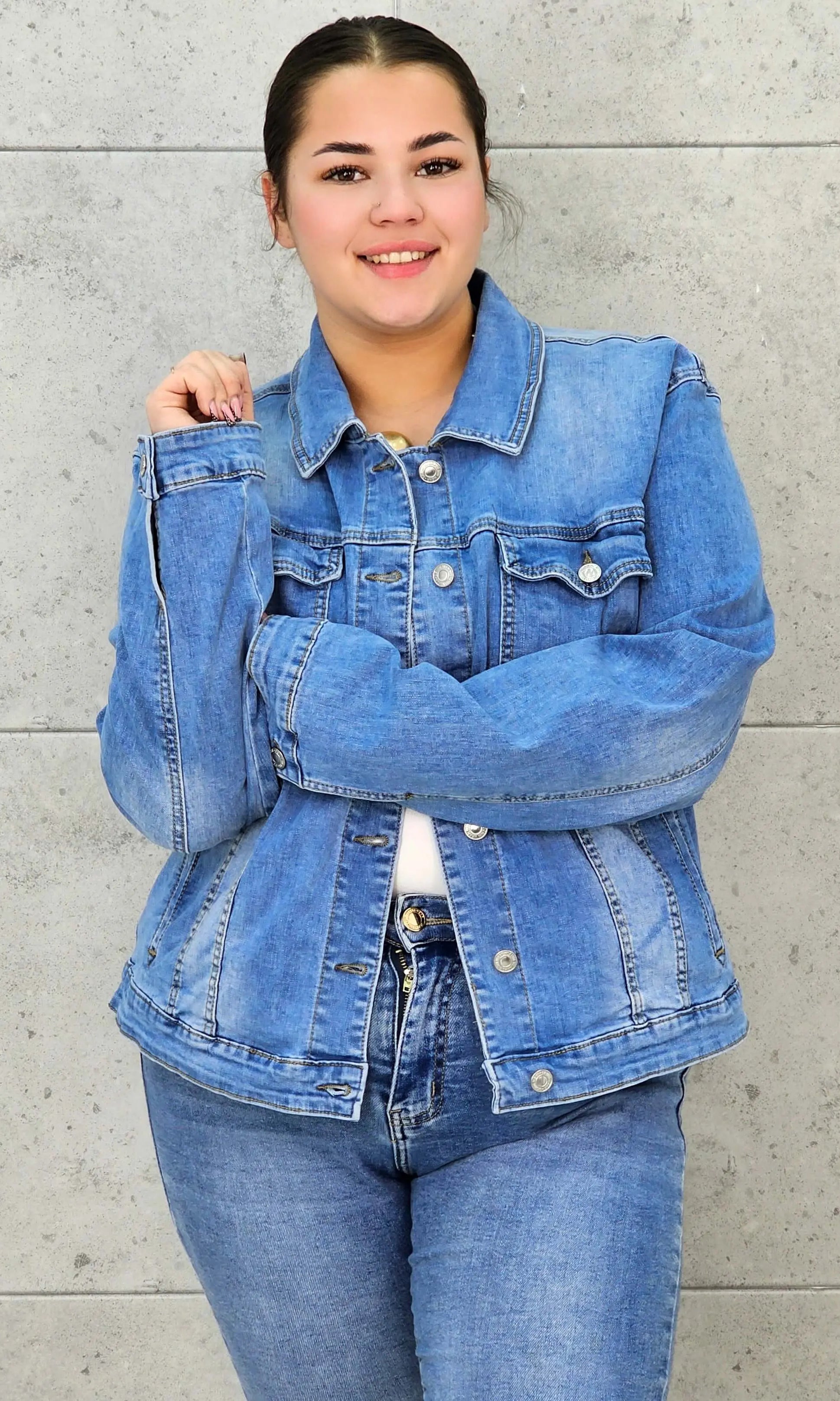 Kurtka jeansowa plus size – klasyka, która podkreśla kobiecą sylwetkę XXL Stylowa XL