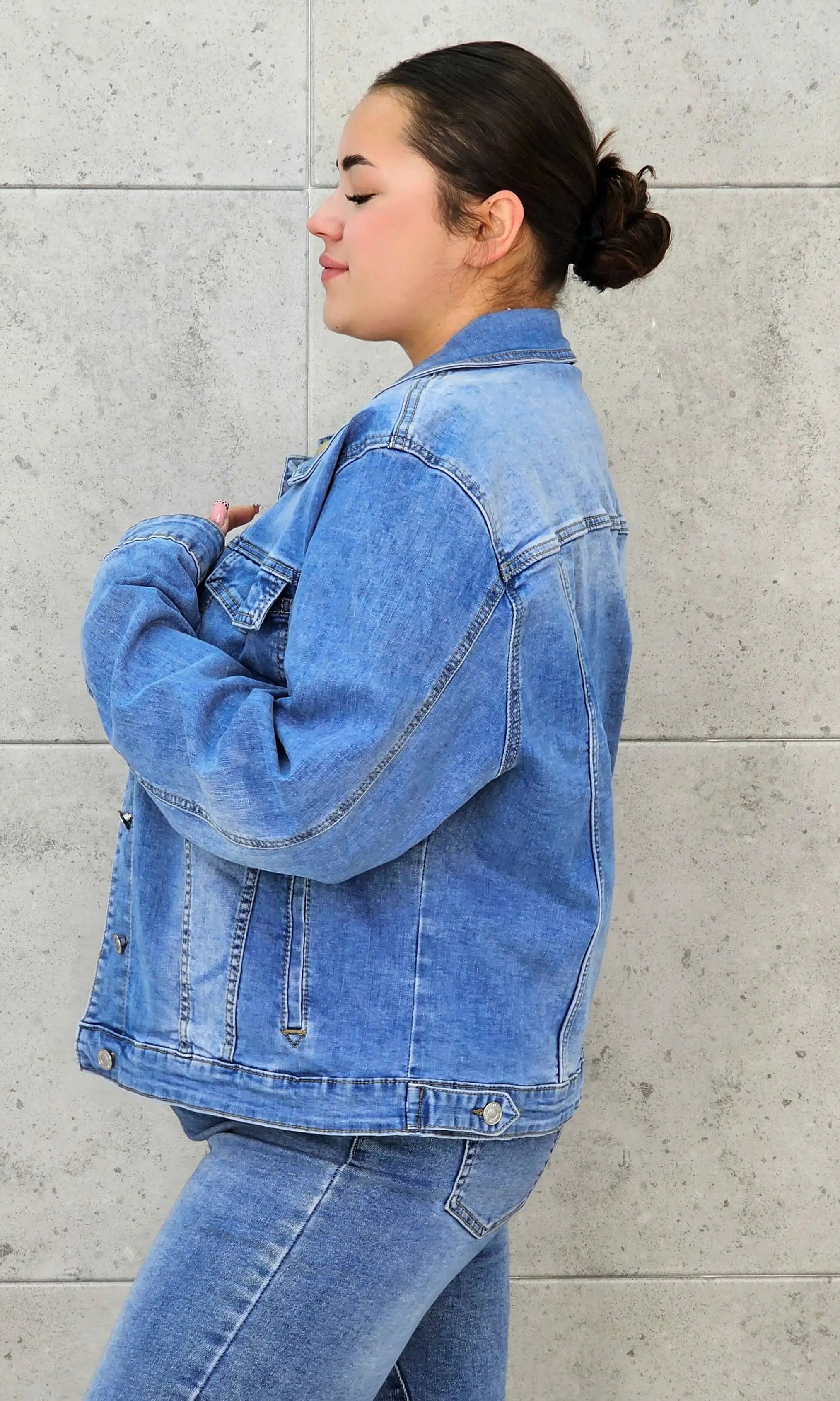 Kurtka jeansowa plus size – klasyka, która podkreśla kobiecą sylwetkę XXL Stylowa XL