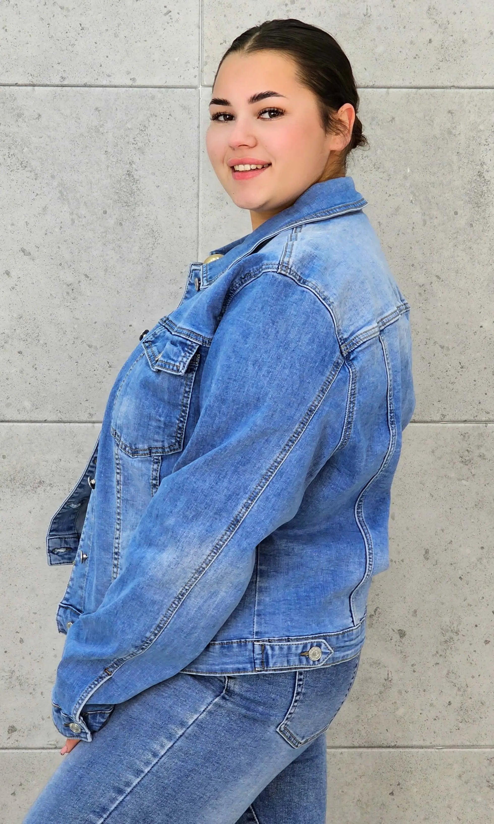 Kurtka jeansowa plus size – klasyka, która podkreśla kobiecą sylwetkę XXL Stylowa XL