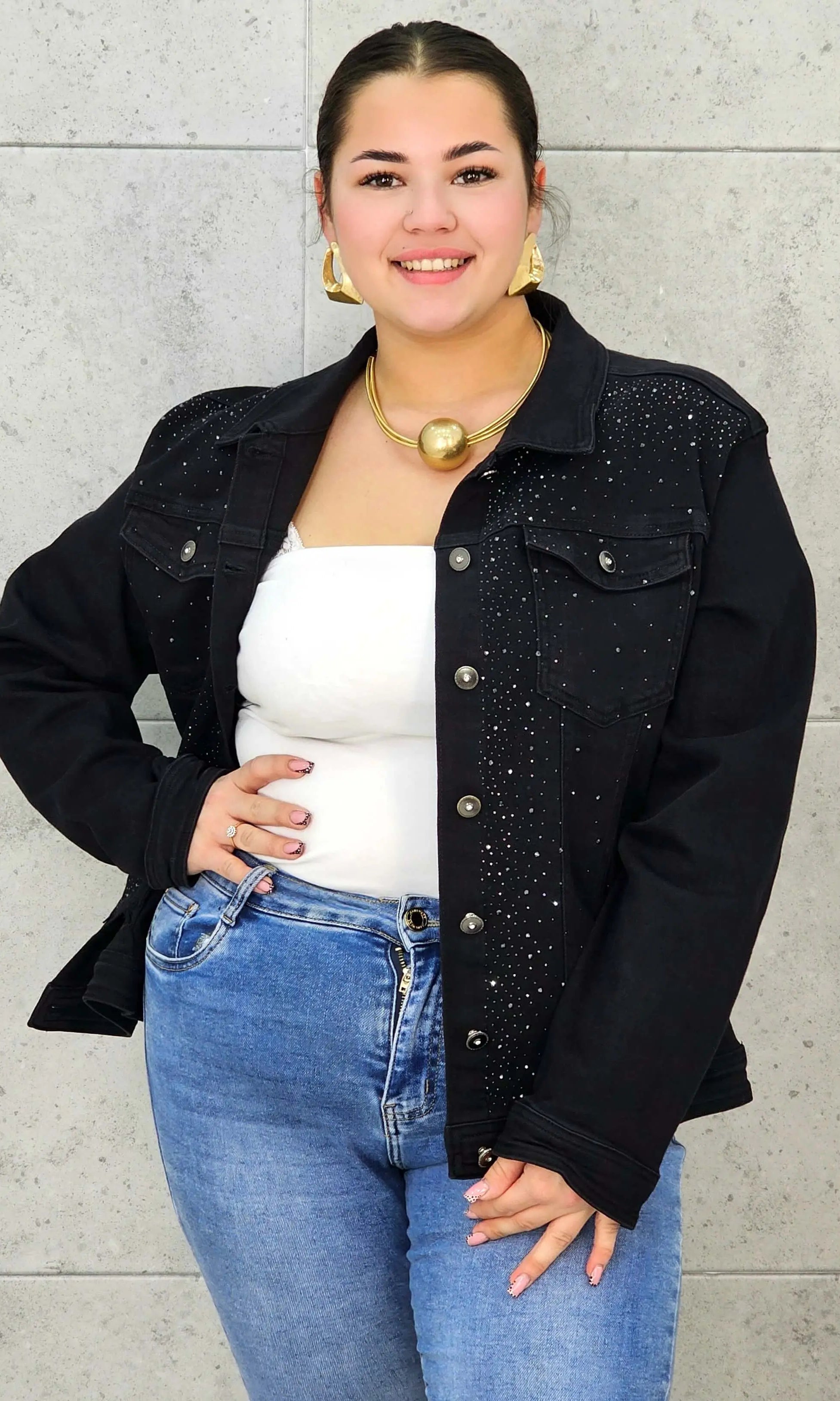 Kurtka jeansowa plus size czarna z cyrkoniami – elegancja i blask dla kobiet XXL Stylowa XL
