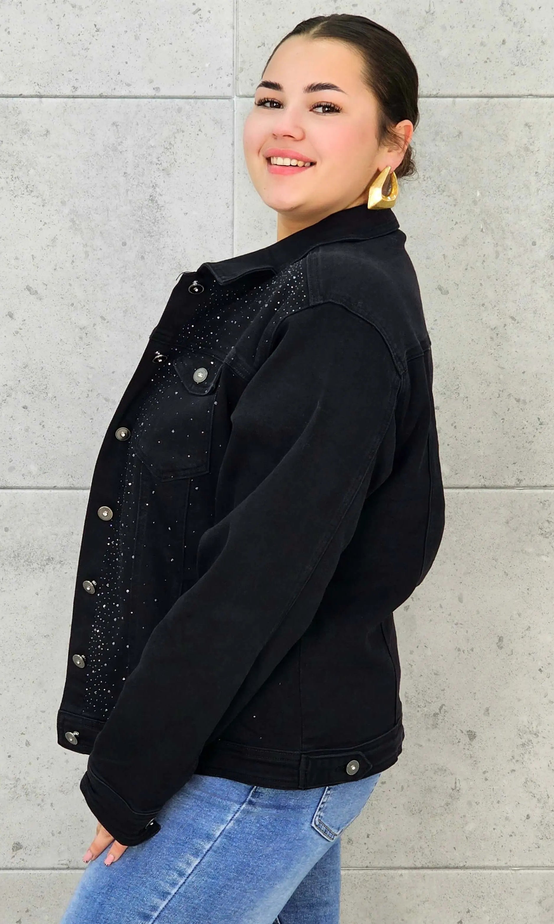 Kurtka jeansowa plus size czarna z cyrkoniami – elegancja i blask dla kobiet XXL Stylowa XL