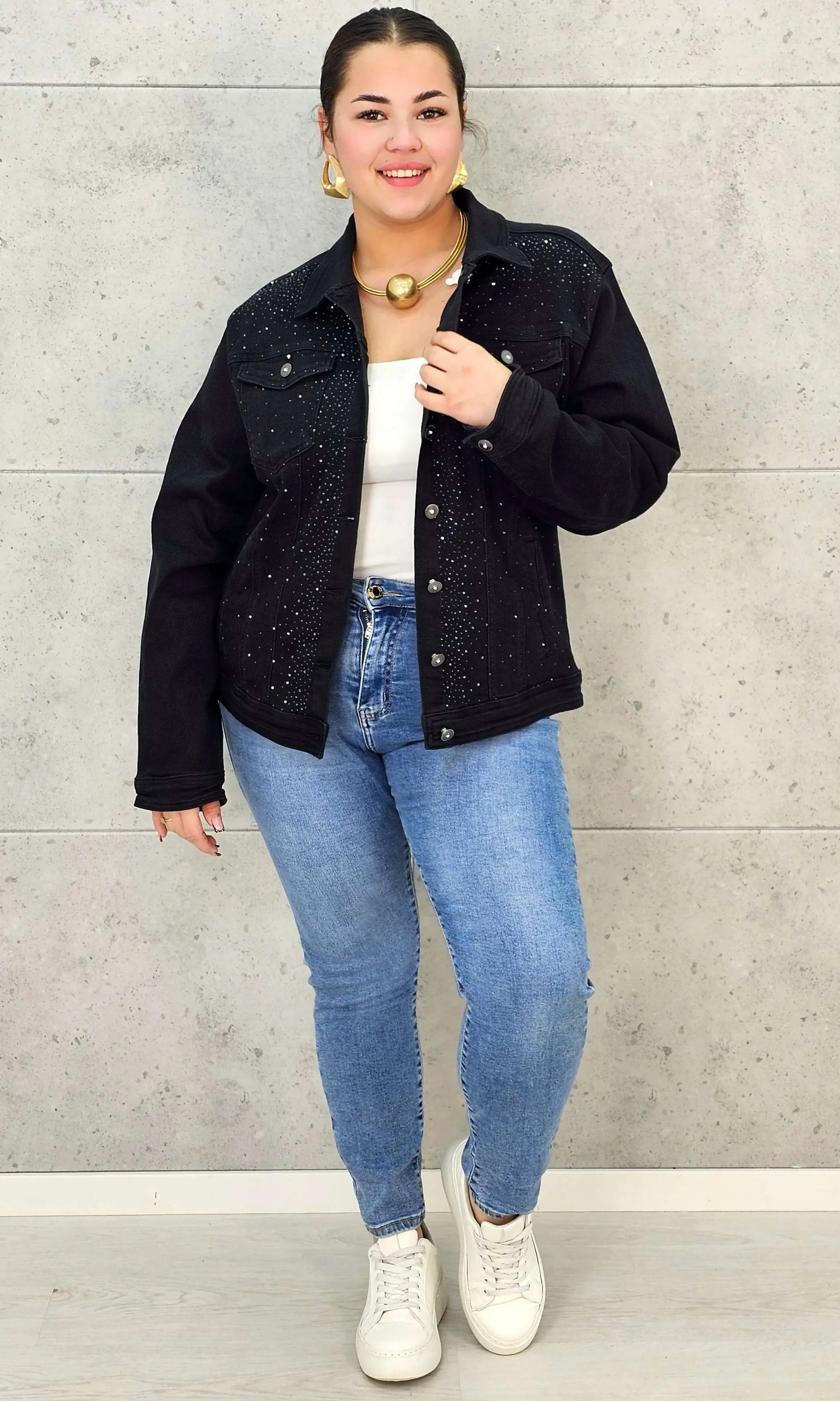 Kurtka jeansowa plus size czarna z cyrkoniami – elegancja i blask dla kobiet XXL Stylowa XL