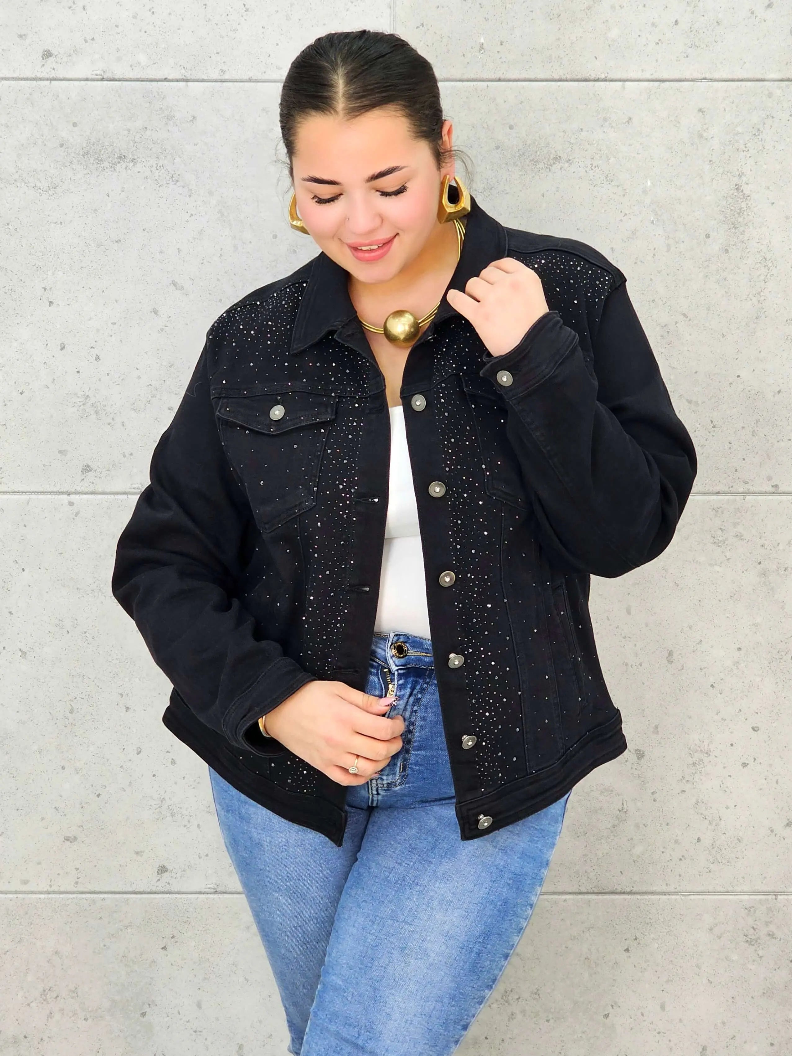 Kurtka jeansowa plus size czarna z cyrkoniami – elegancja i blask dla kobiet XXL Stylowa XL