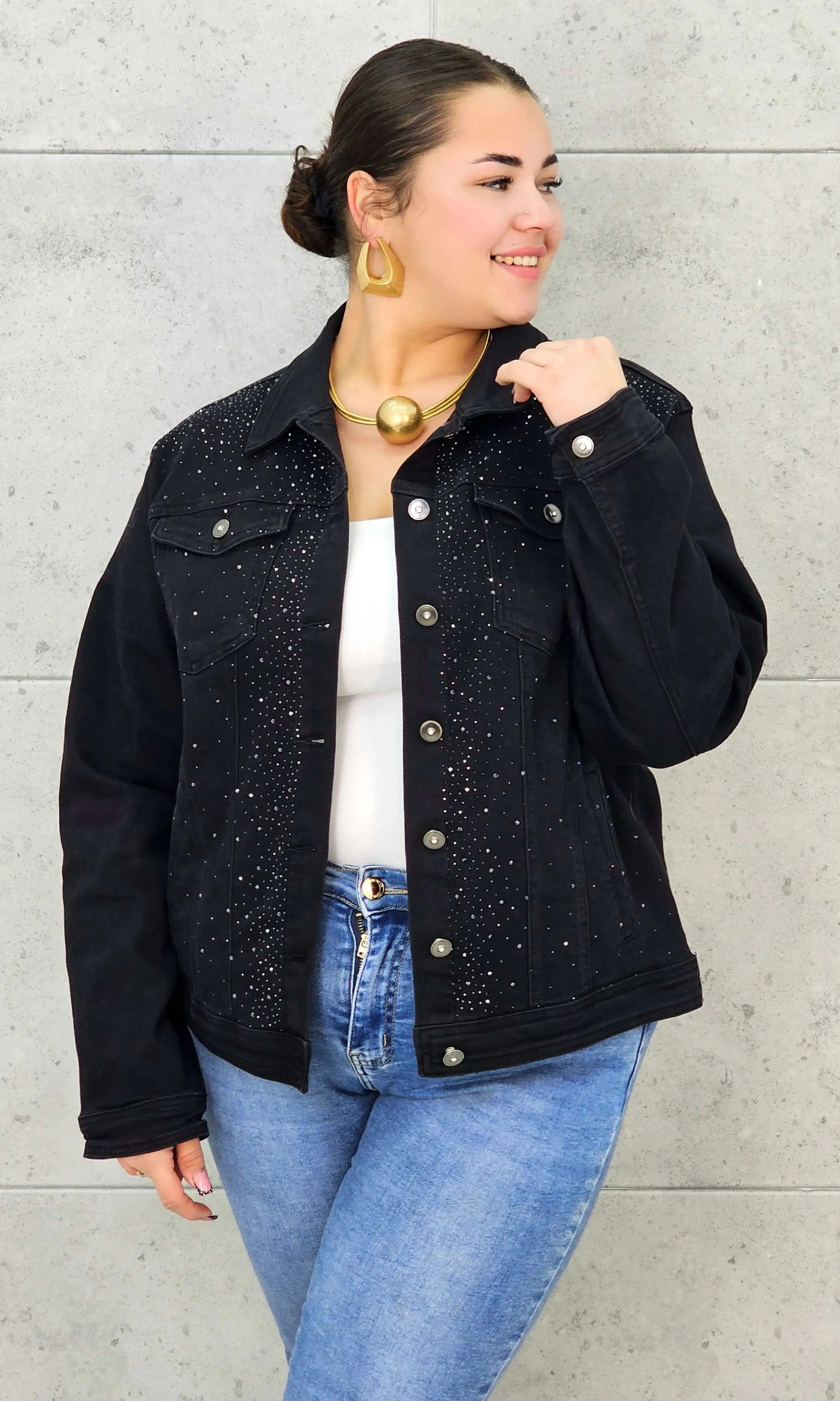 Kurtka jeansowa plus size czarna z cyrkoniami – elegancja i blask dla kobiet XXL Stylowa XL