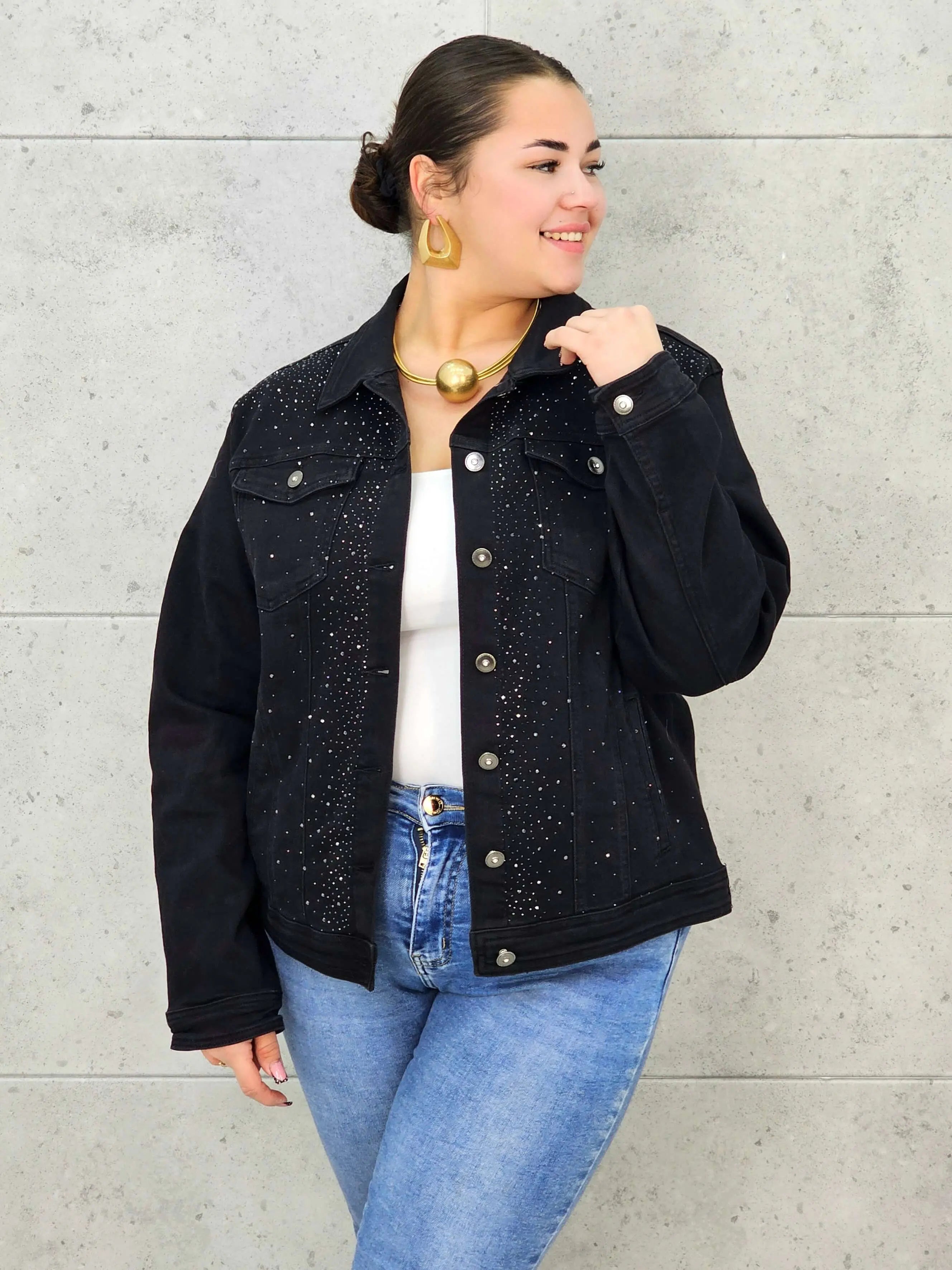 Kurtka jeansowa plus size czarna z cyrkoniami – elegancja i blask dla kobiet XXL Stylowa XL