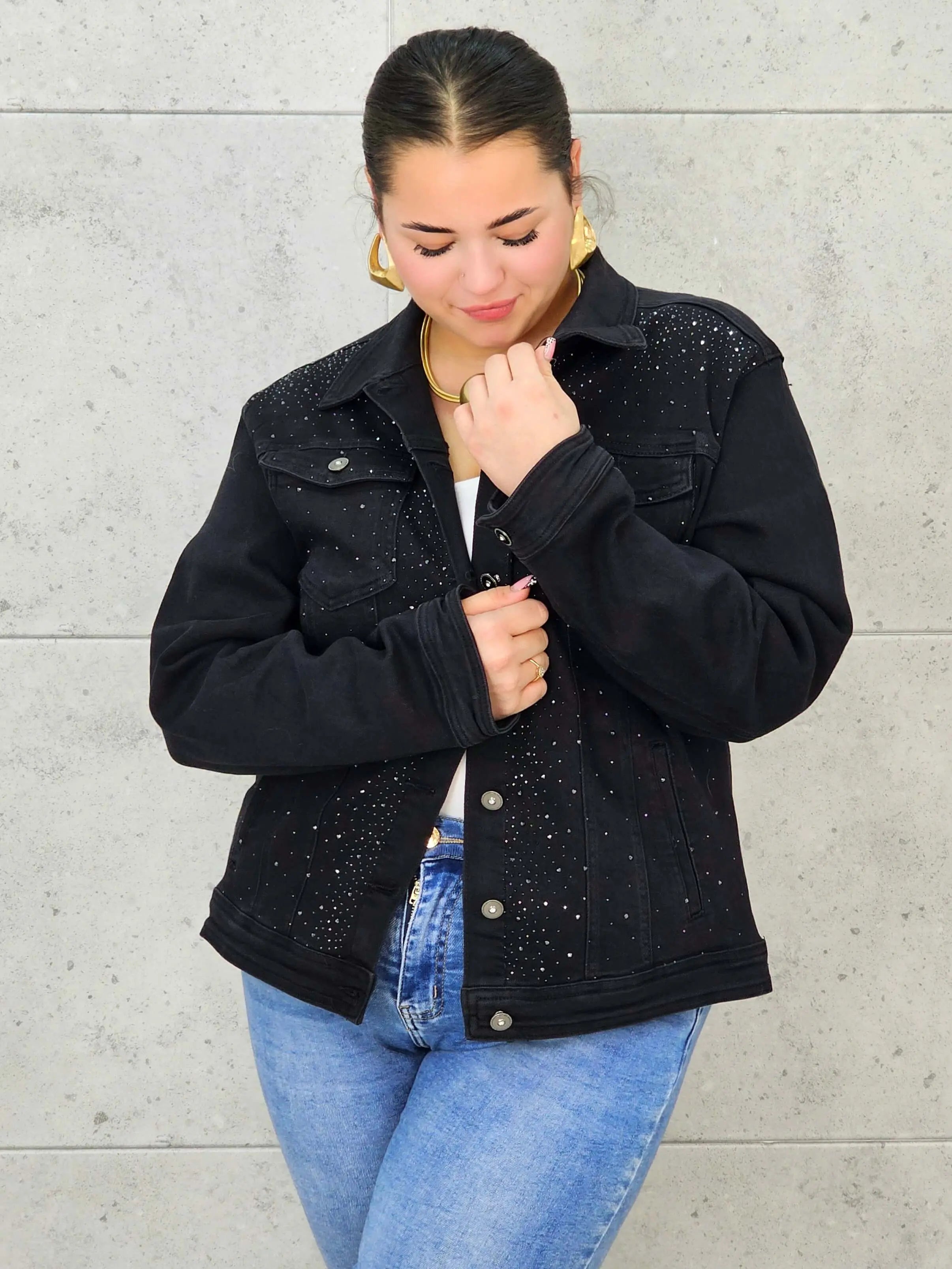 Kurtka jeansowa plus size czarna z cyrkoniami – elegancja i blask dla kobiet XXL Stylowa XL