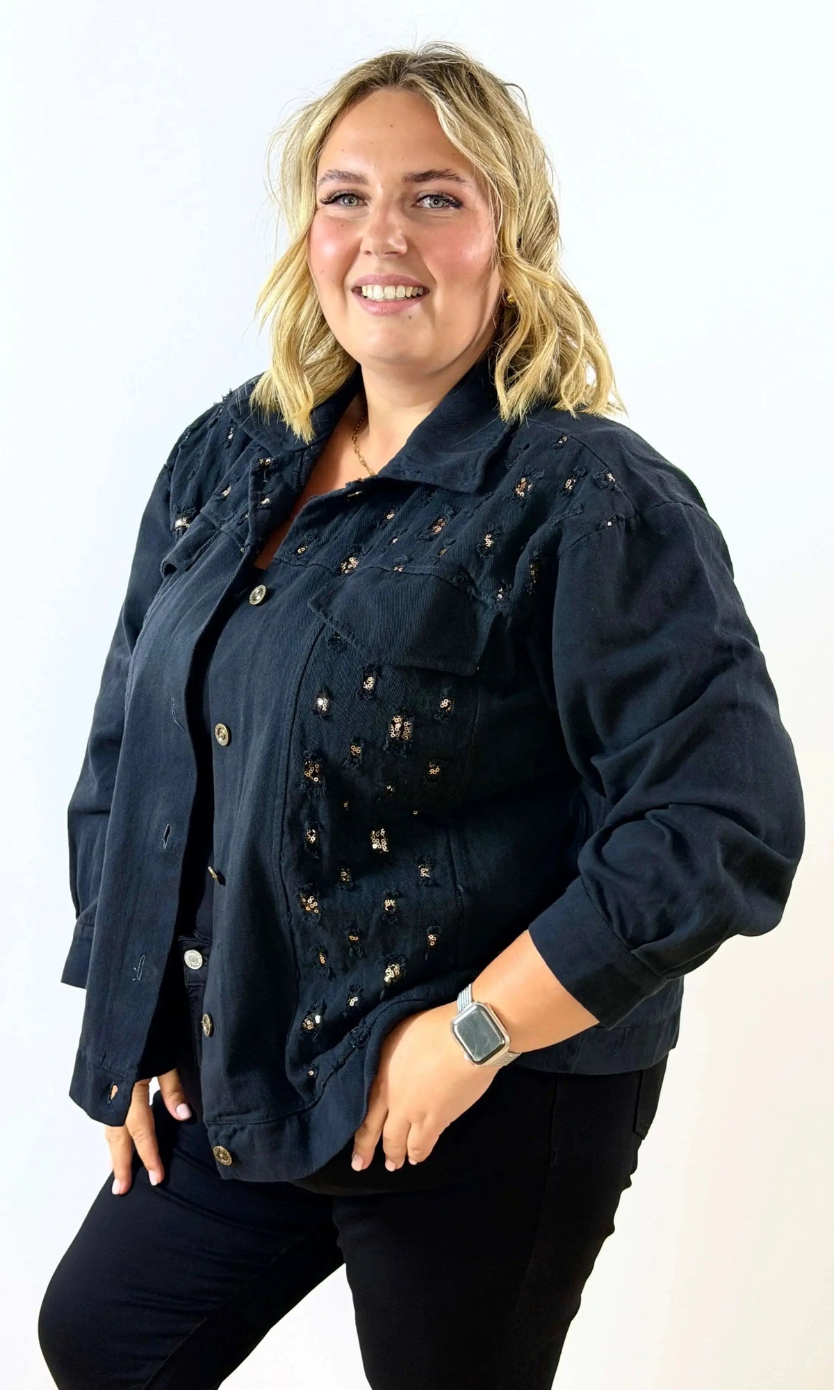 Kurtka jeansowa plus size z cekinowymi przetarciami – modny fason z charakterem Stylowa XL