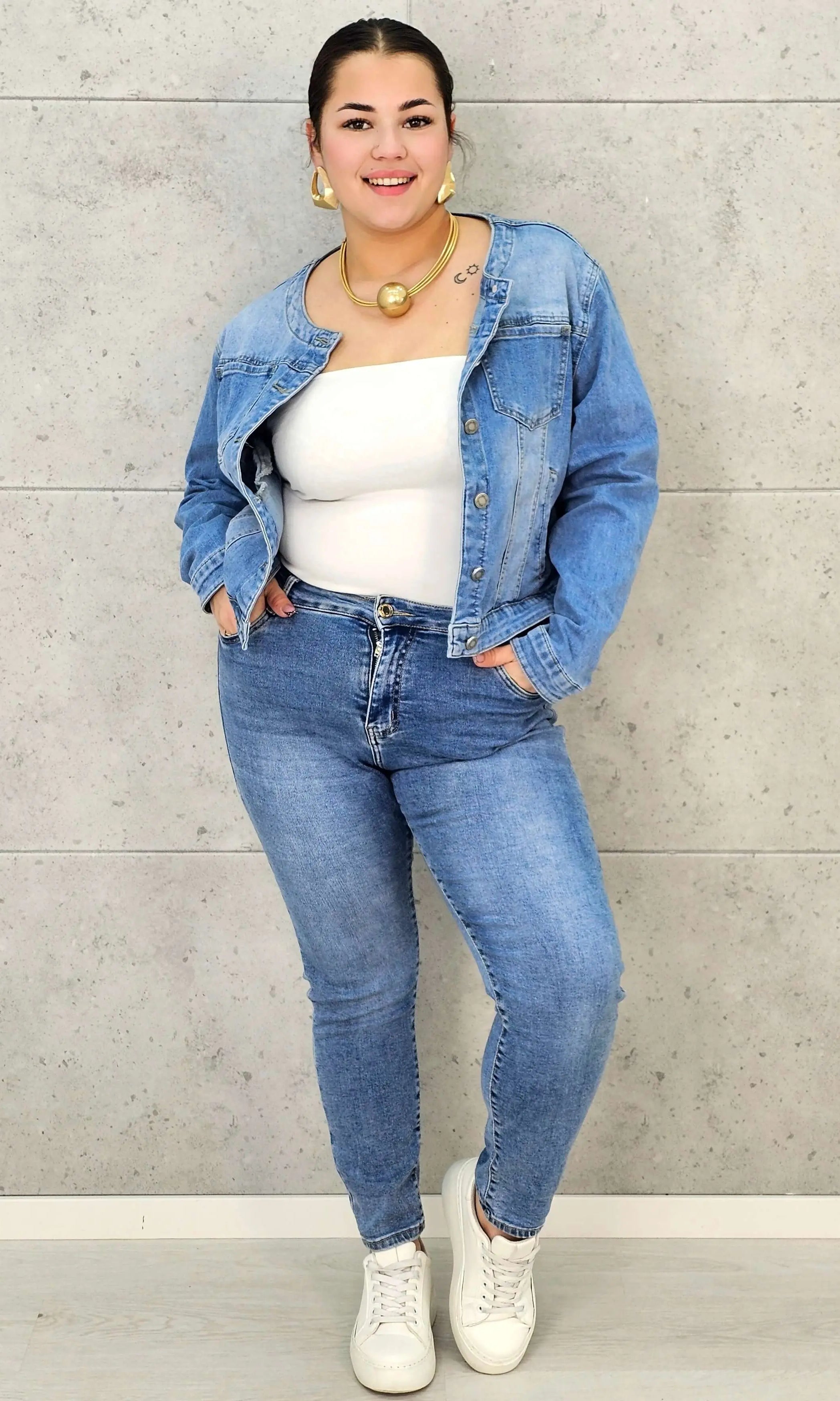 Kurtka jeansowa plus size z klasycznym krojem – Stylowa, lekka i uniwersalna Stylowa XL