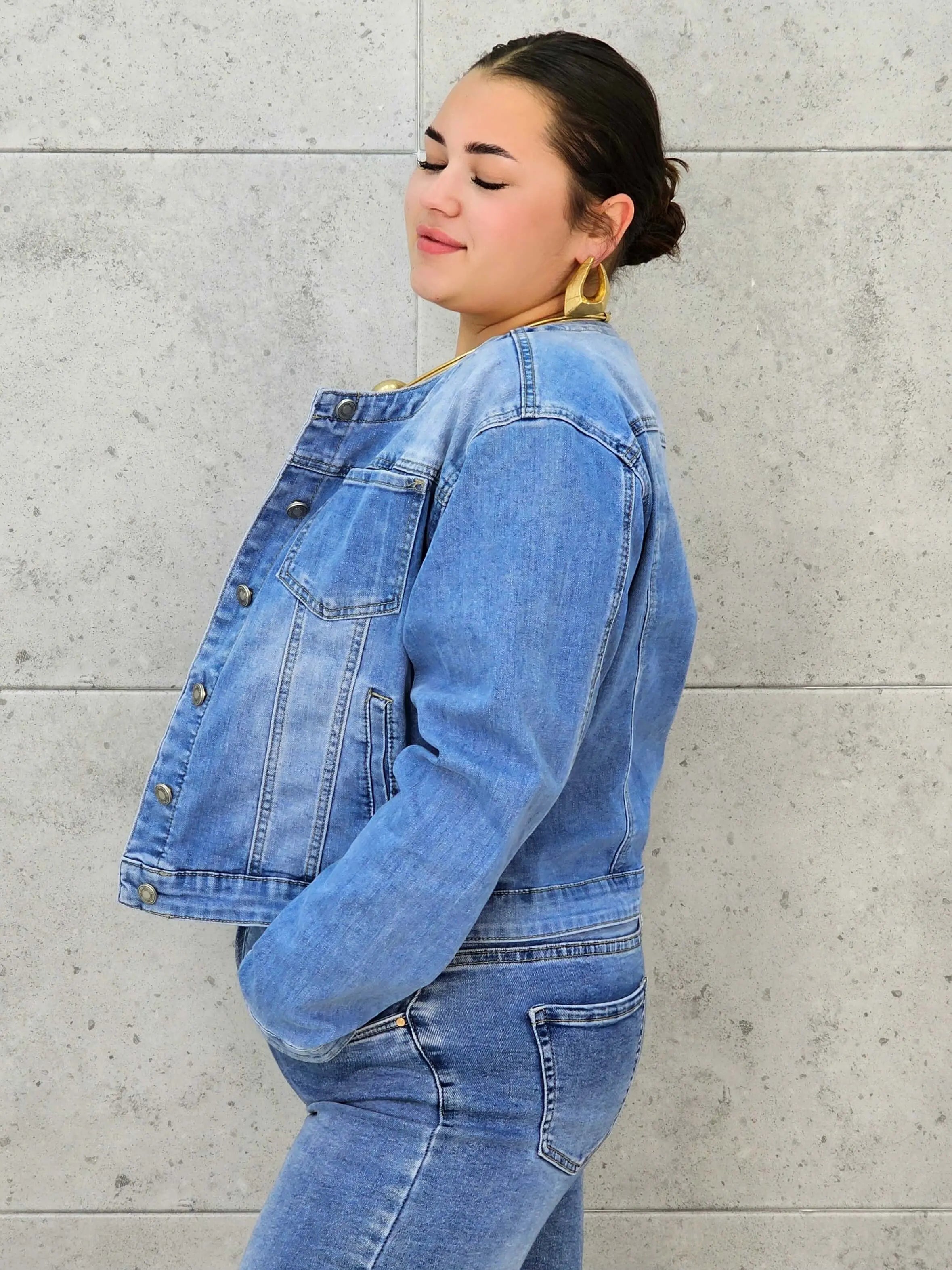 Kurtka jeansowa plus size z klasycznym krojem – Stylowa, lekka i uniwersalna Stylowa XL