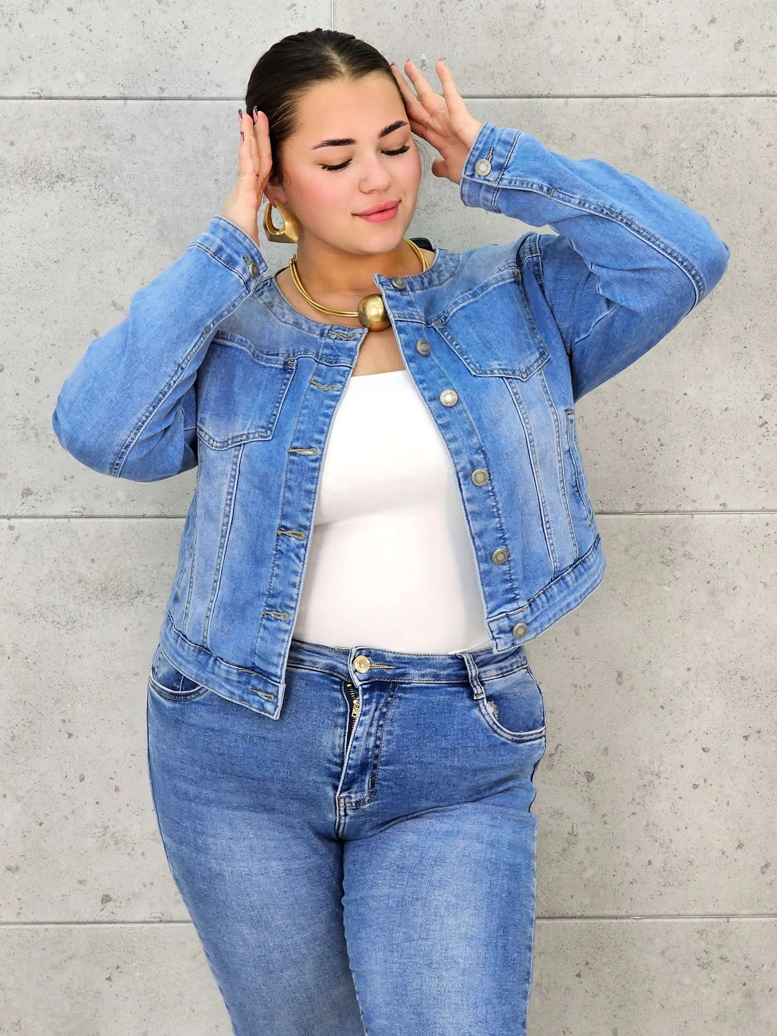Kurtka jeansowa plus size z klasycznym krojem – Stylowa, lekka i uniwersalna Stylowa XL