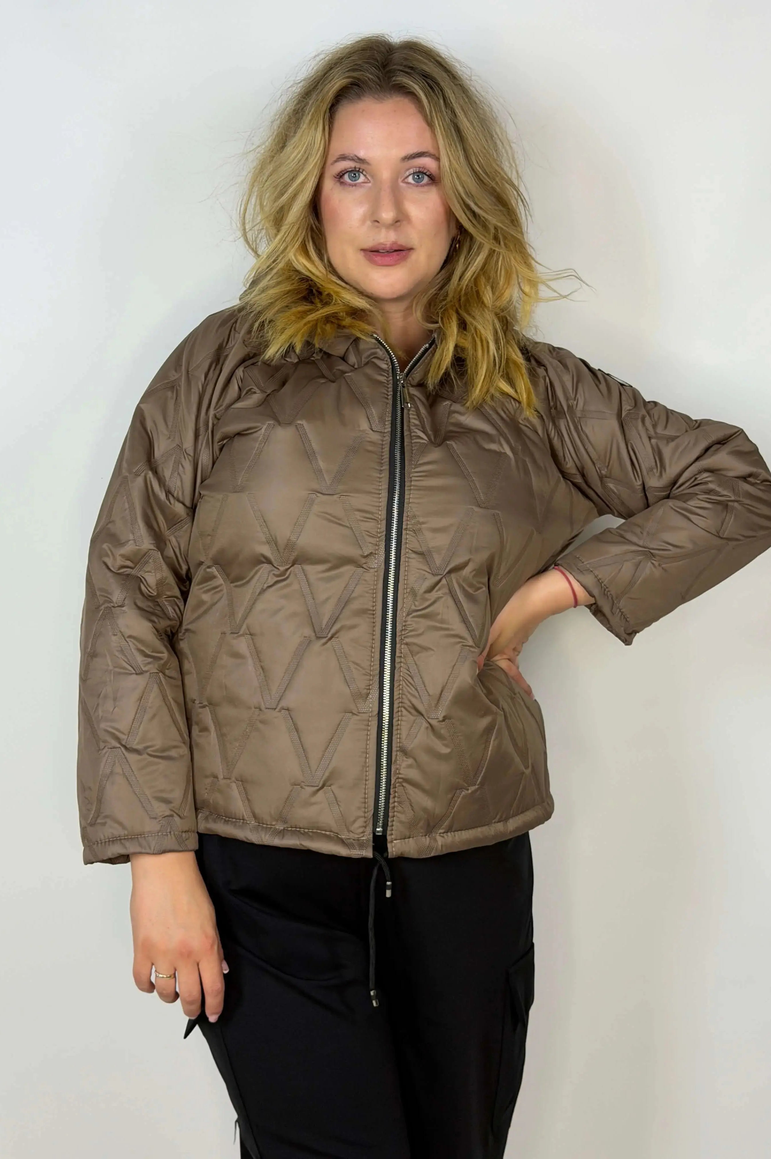 Kurtka pikowana Plus Size z kapturem Stylowa XL