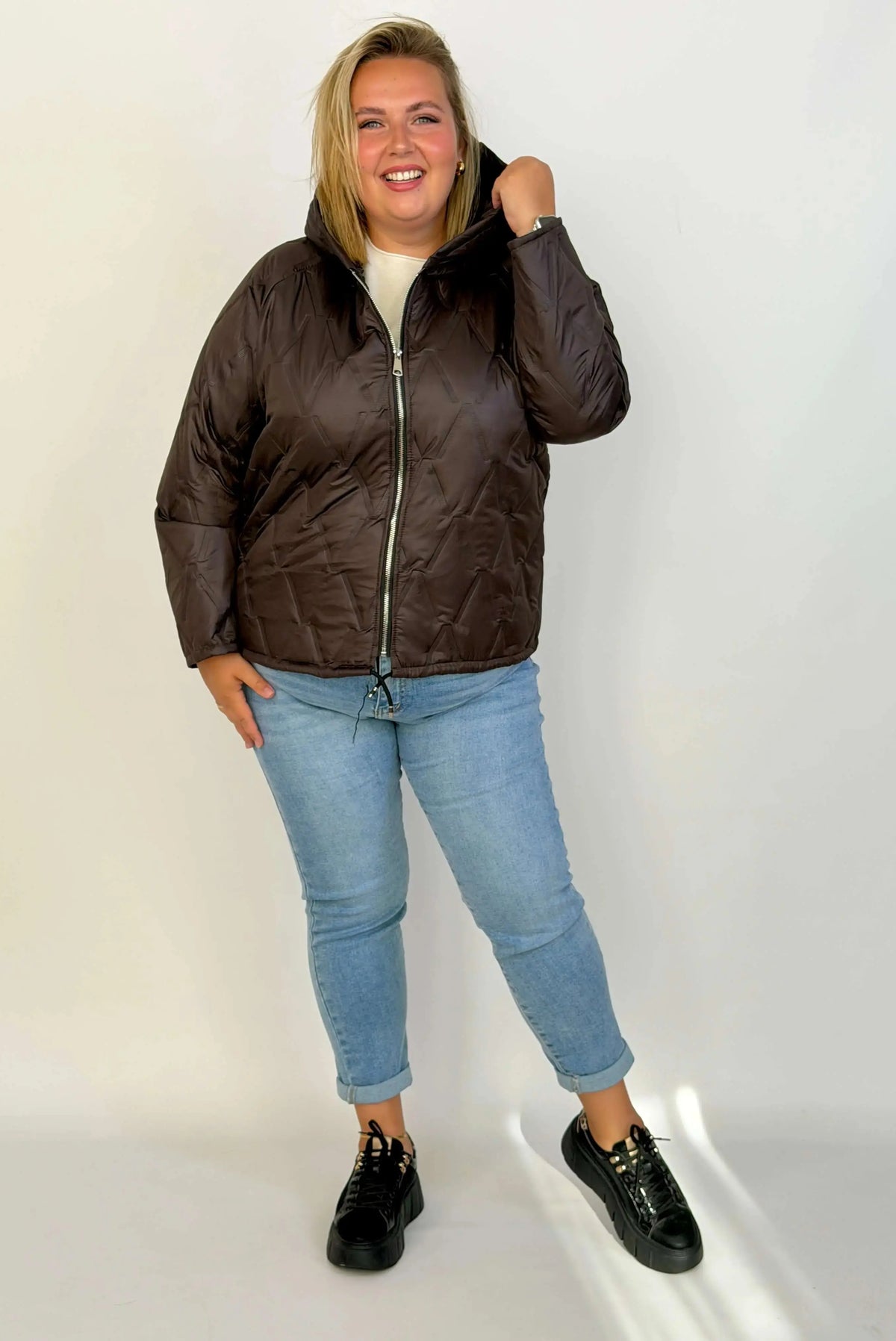Kurtka pikowana Plus Size z kapturem Stylowa XL
