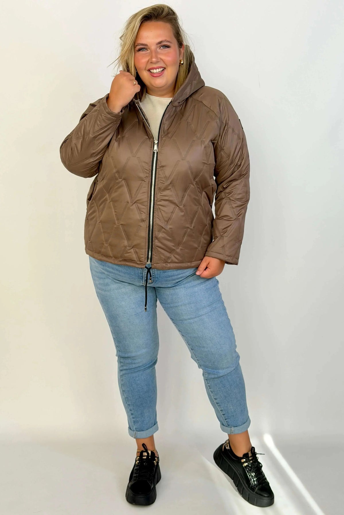 Kurtka pikowana Plus Size z kapturem Stylowa XL