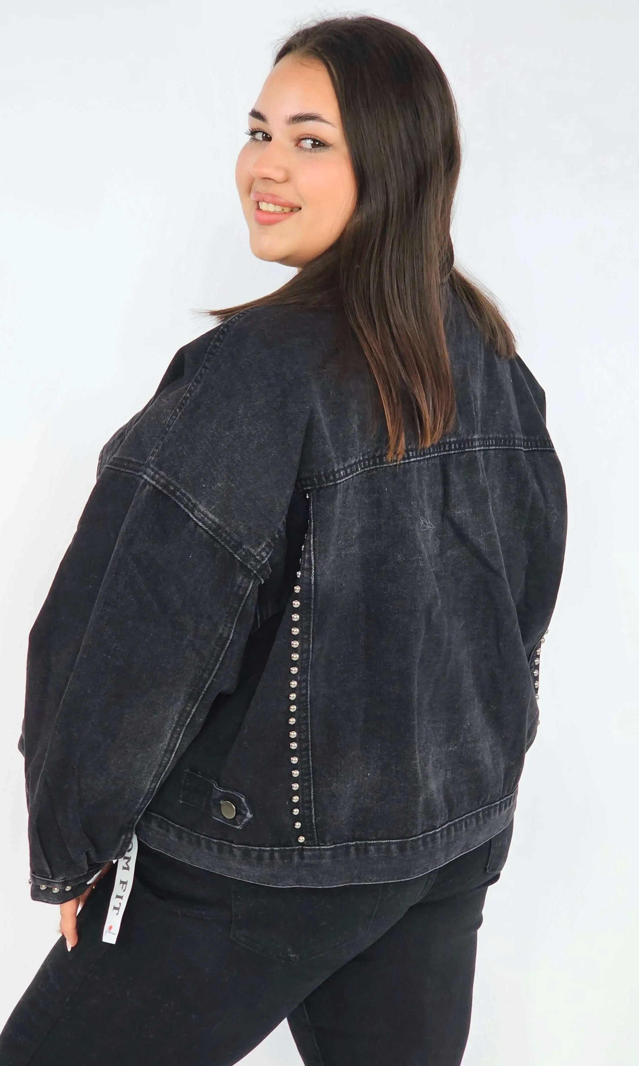 Kurtka plus size XXL z ćwiekami – czarna, modna i wyrazista Stylowa XL