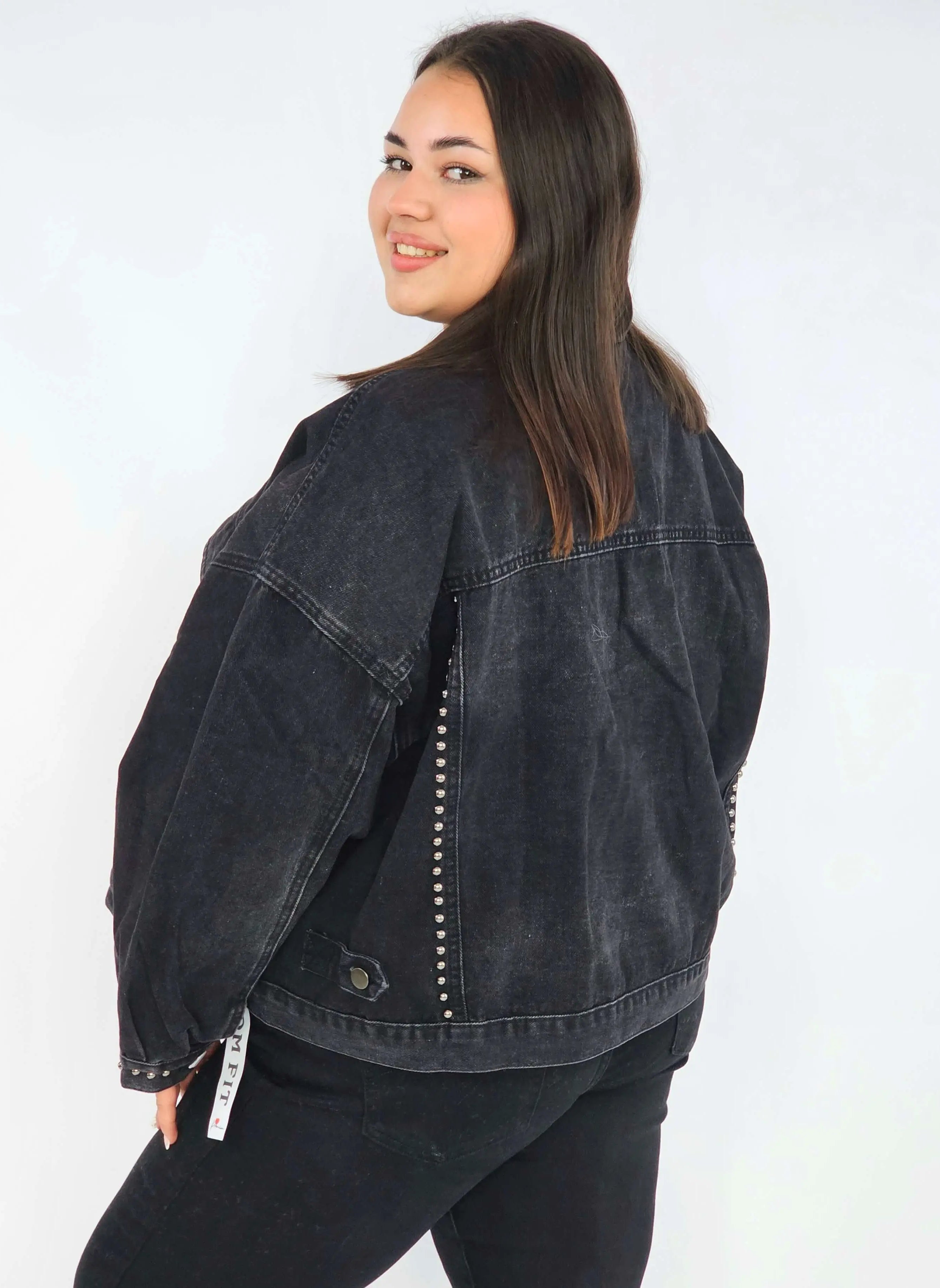 Kurtka plus size XXL z ćwiekami – czarna, modna i wyrazista Stylowa XL