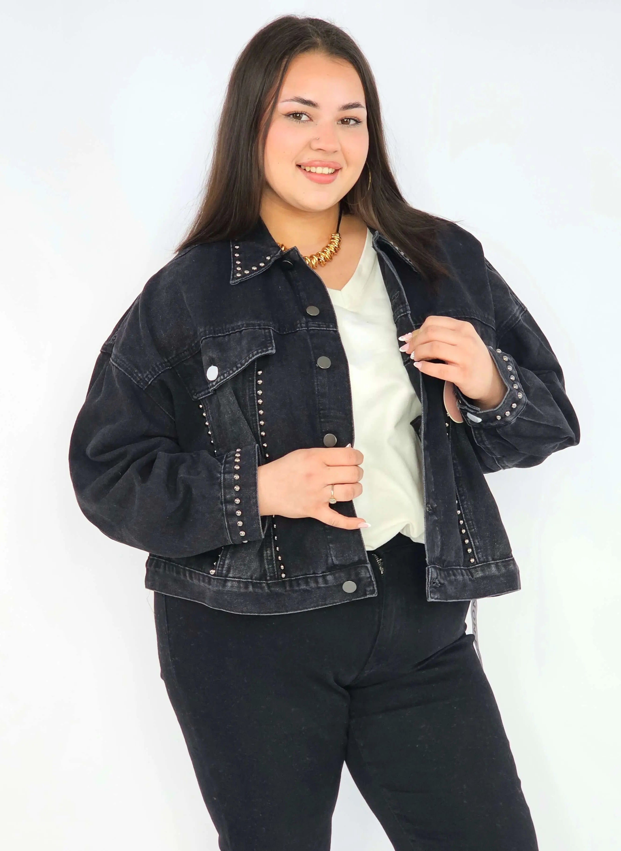Kurtka plus size XXL z ćwiekami – czarna, modna i wyrazista Stylowa XL