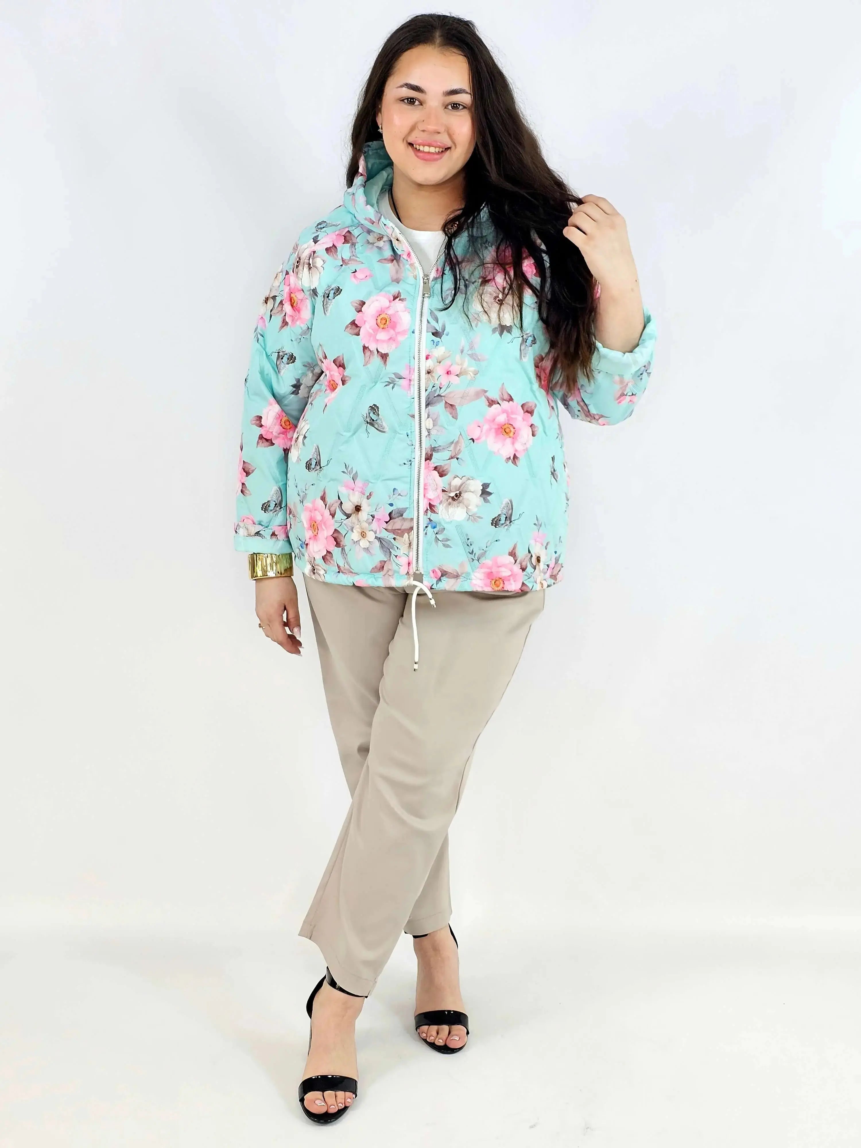 Kurtka plus size – krótka pikowana kurtka XXL na zamek z florystycznym nadrukiem Stylowa XL
