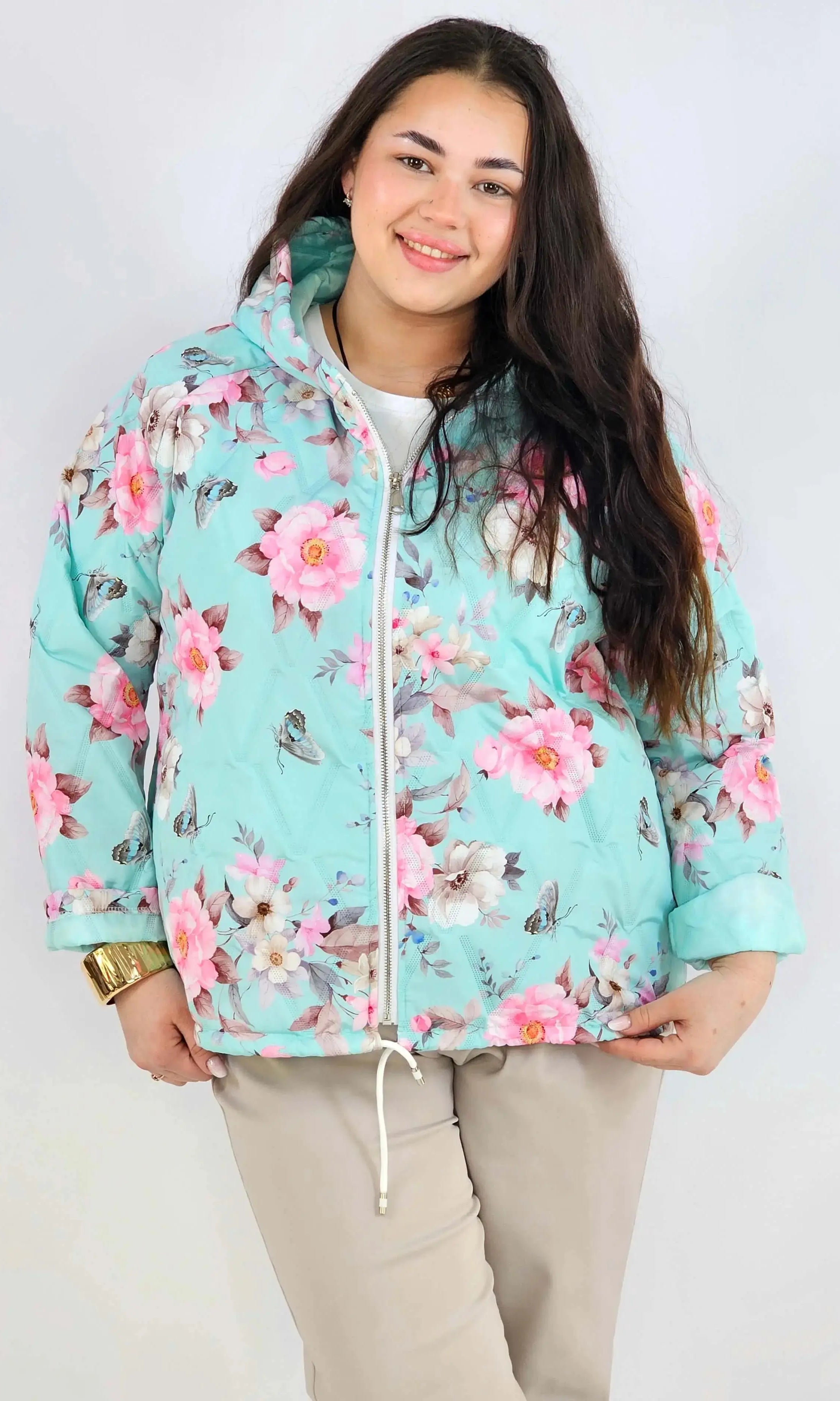 Kurtka plus size – krótka pikowana kurtka XXL na zamek z florystycznym nadrukiem Stylowa XL