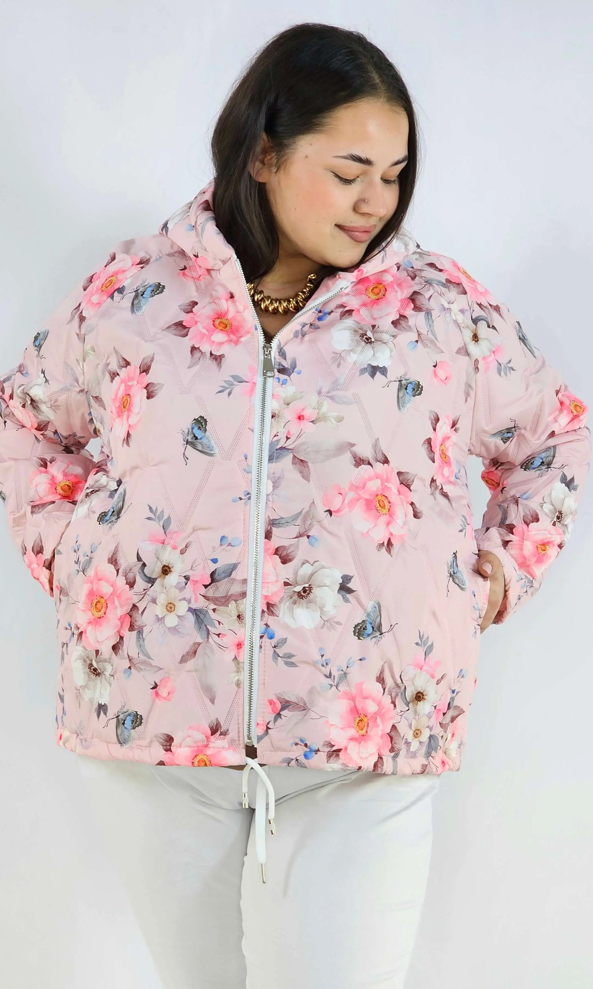 Kurtka plus size – krótka pikowana kurtka XXL na zamek z florystycznym nadrukiem Stylowa XL