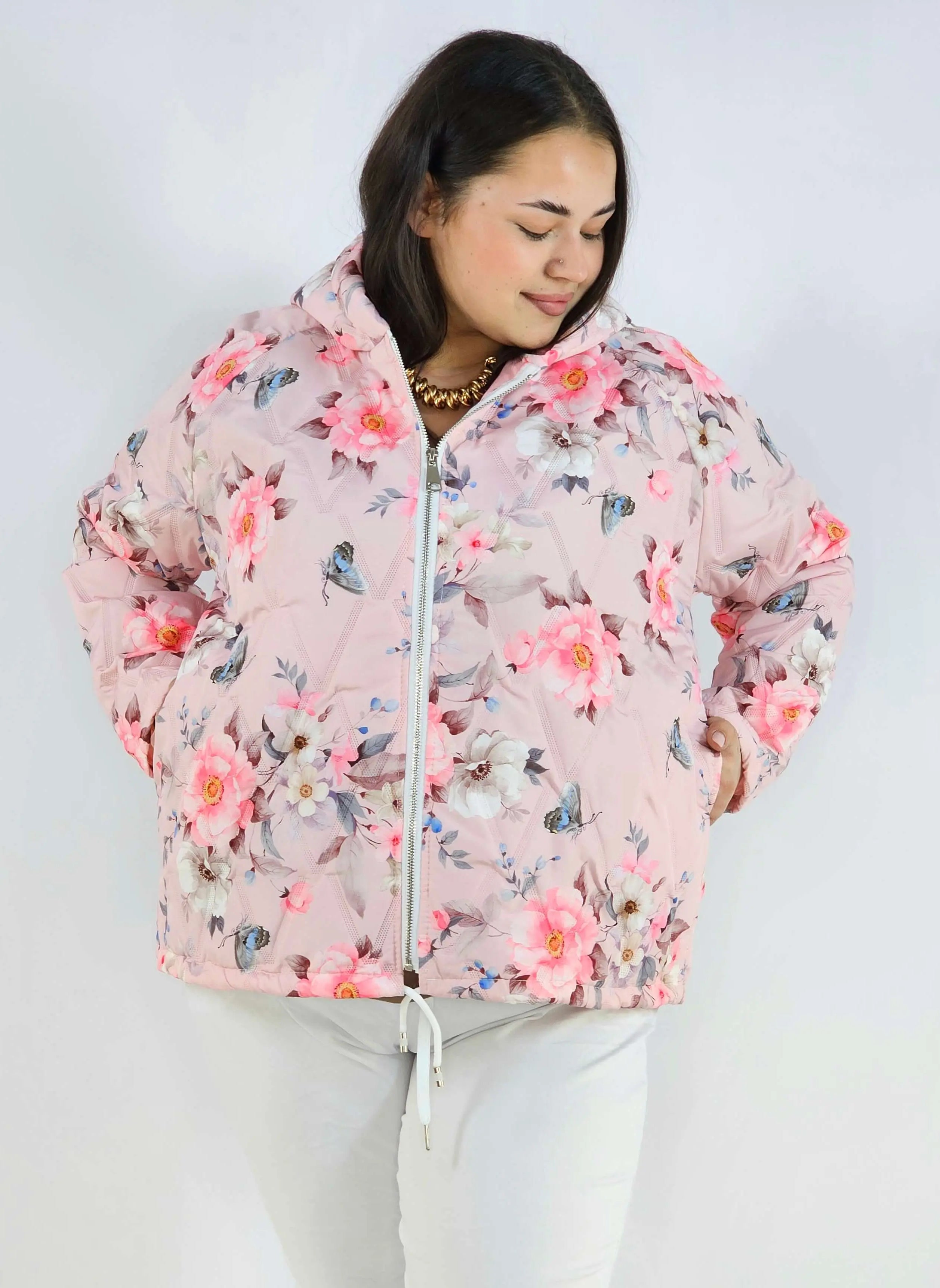 Kurtka plus size – krótka pikowana kurtka XXL na zamek z florystycznym nadrukiem Stylowa XL