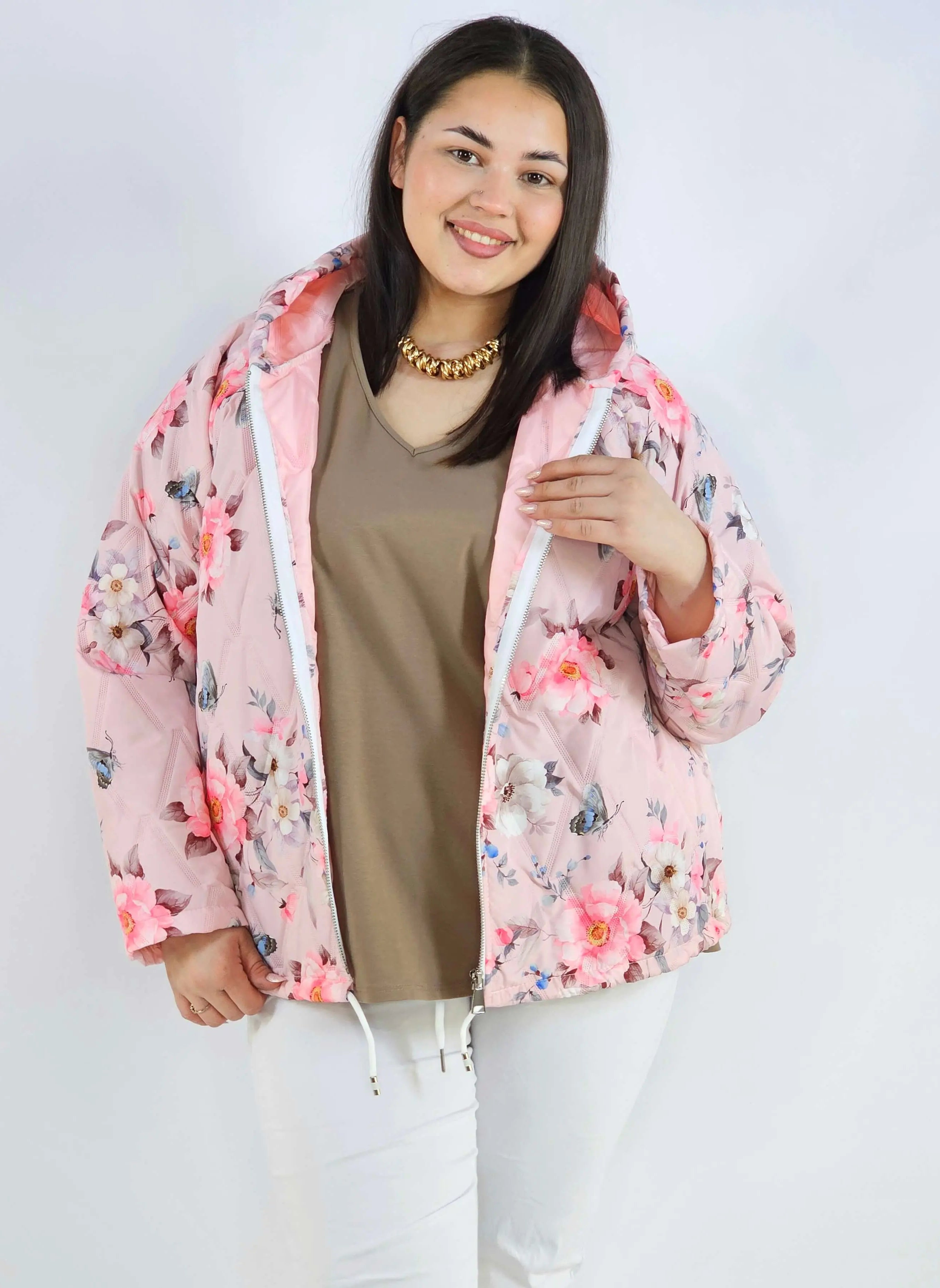 Kurtka plus size – krótka pikowana kurtka XXL na zamek z florystycznym nadrukiem Stylowa XL