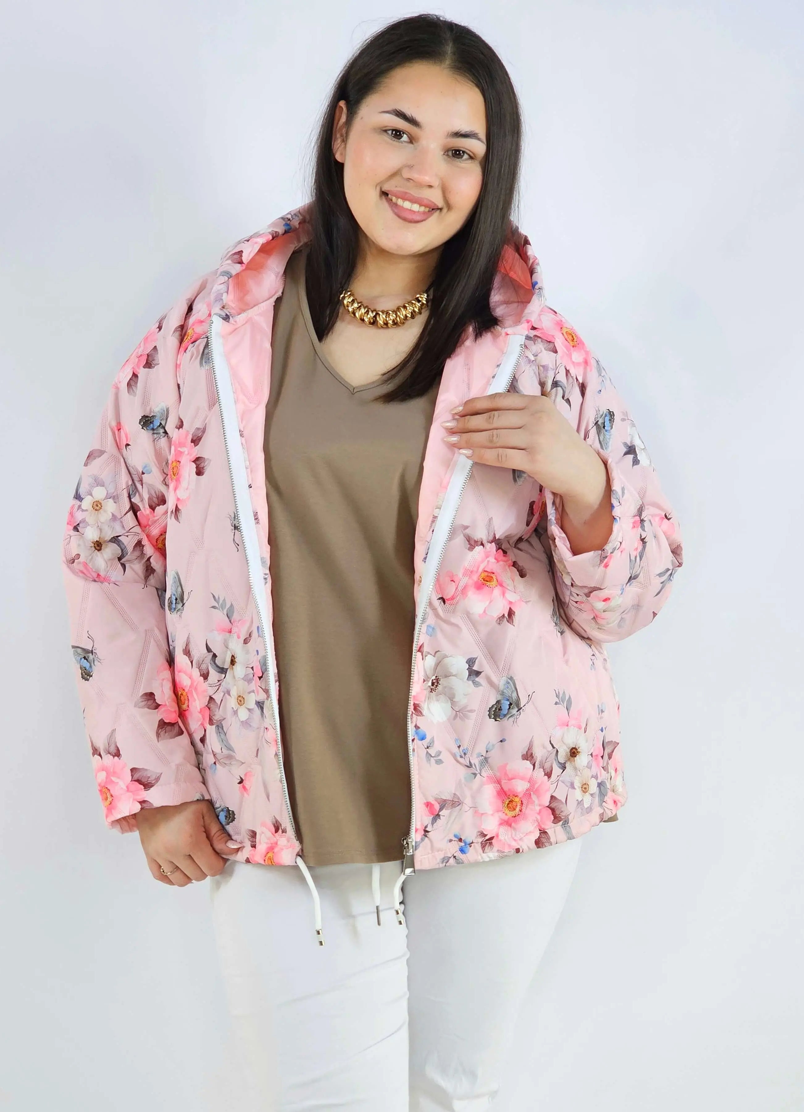 Kurtka plus size – krótka pikowana kurtka XXL na zamek z florystycznym nadrukiem Stylowa XL