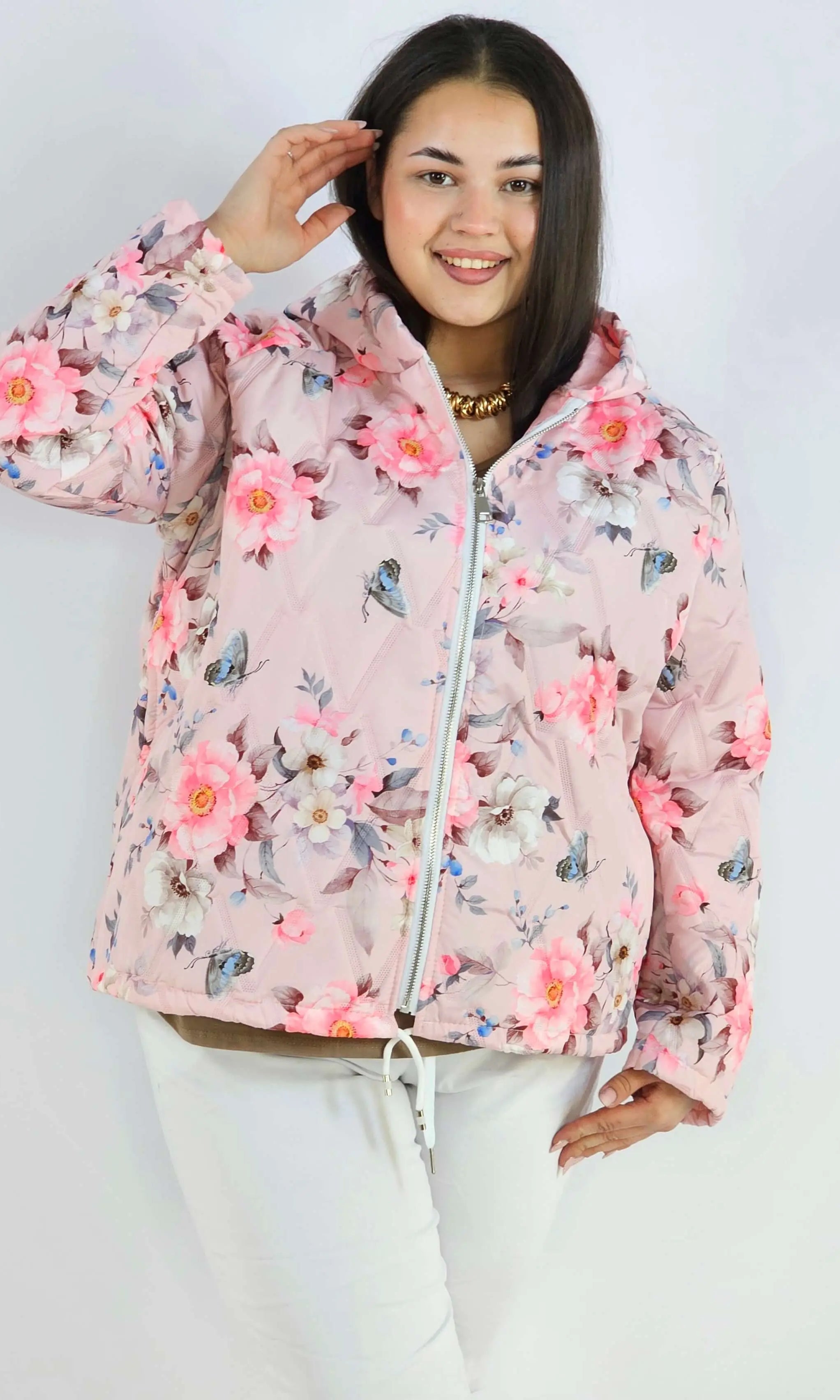 Kurtka plus size – krótka pikowana kurtka XXL na zamek z florystycznym nadrukiem Stylowa XL