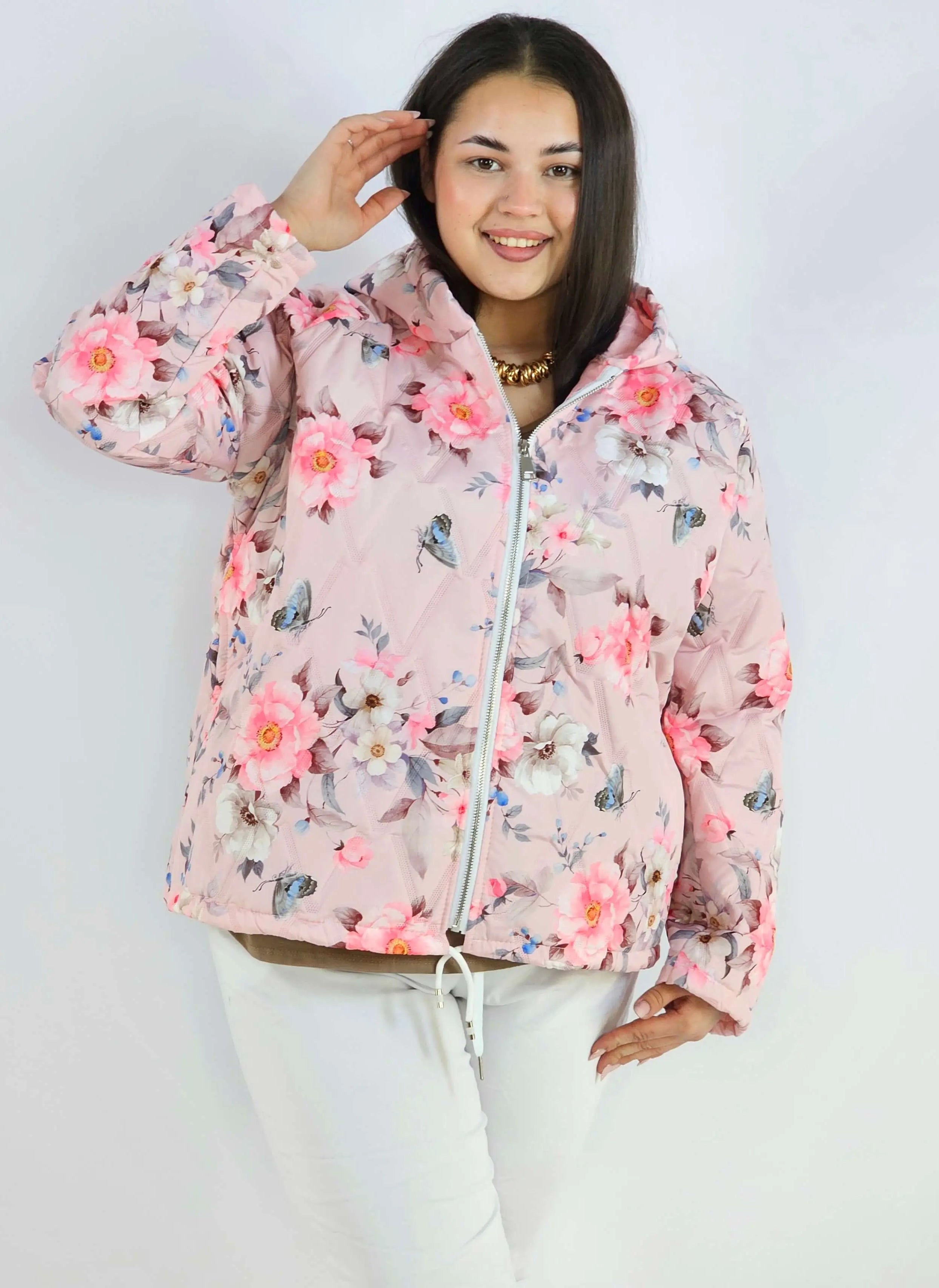 Kurtka plus size – krótka pikowana kurtka XXL na zamek z florystycznym nadrukiem Stylowa XL