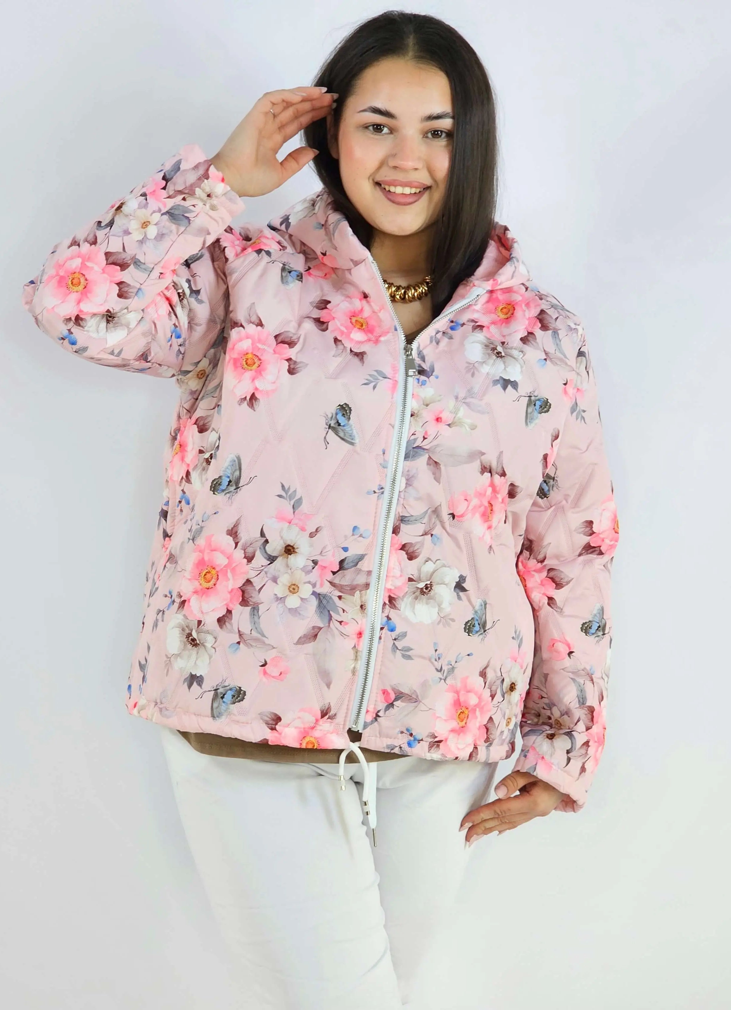 Kurtka plus size – krótka pikowana kurtka XXL na zamek z florystycznym nadrukiem Stylowa XL