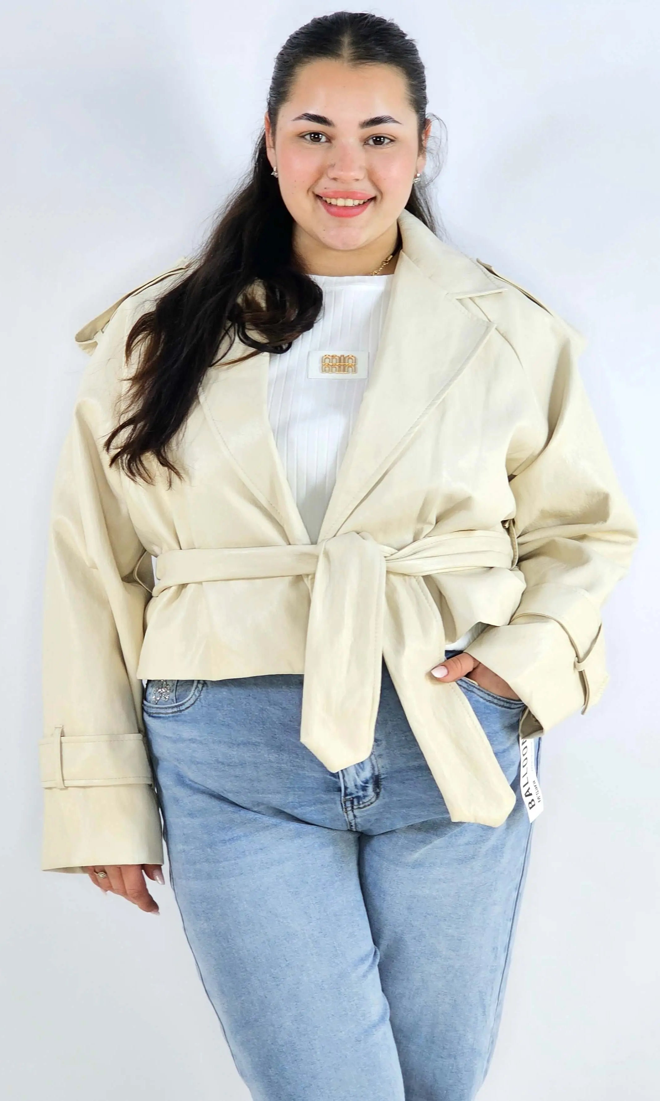 Kurtka plus size beżowa – krótki trencz XXL z paskiem Stylowa XL