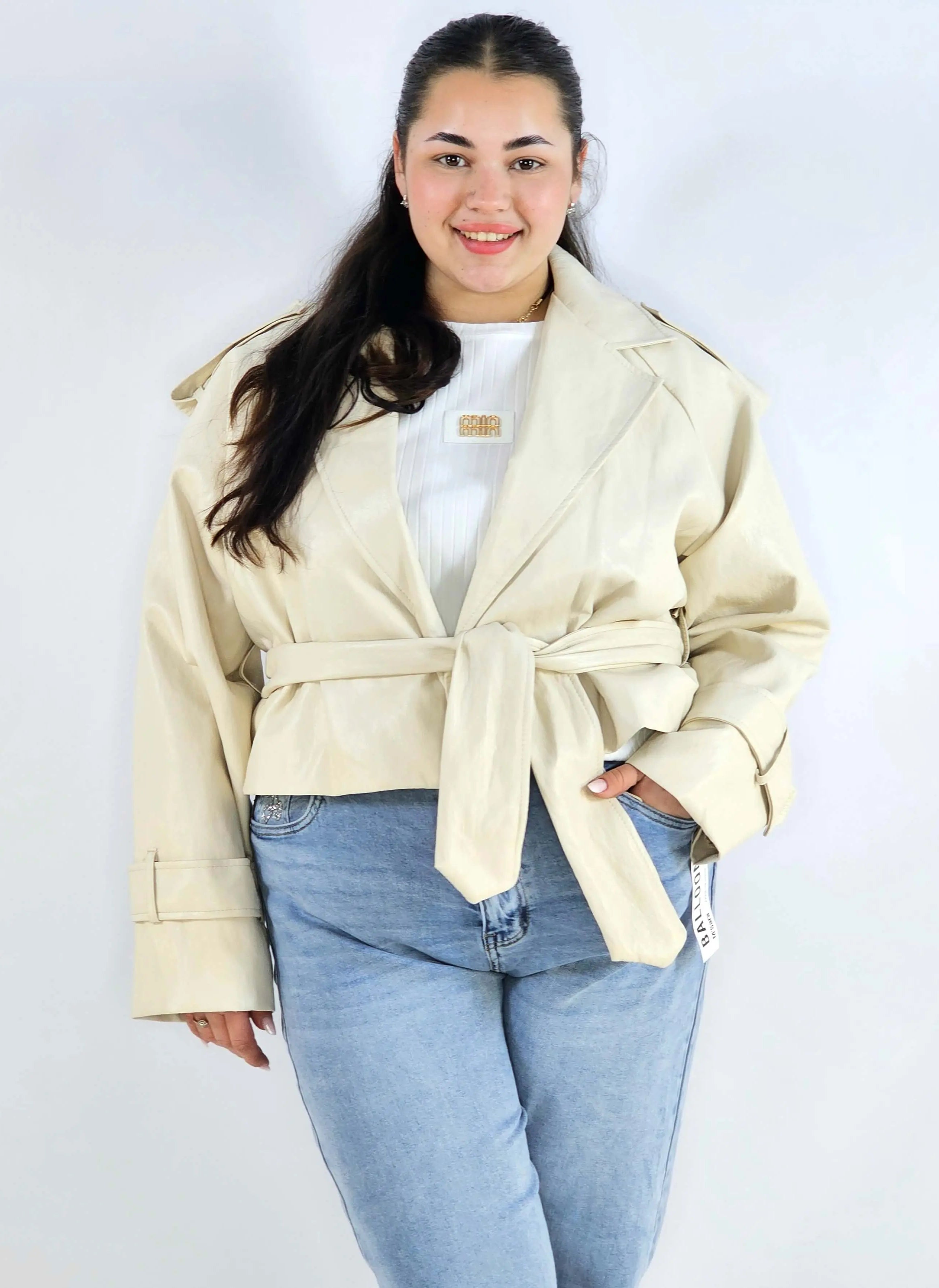 Kurtka plus size beżowa – krótki trencz XXL z paskiem Stylowa XL