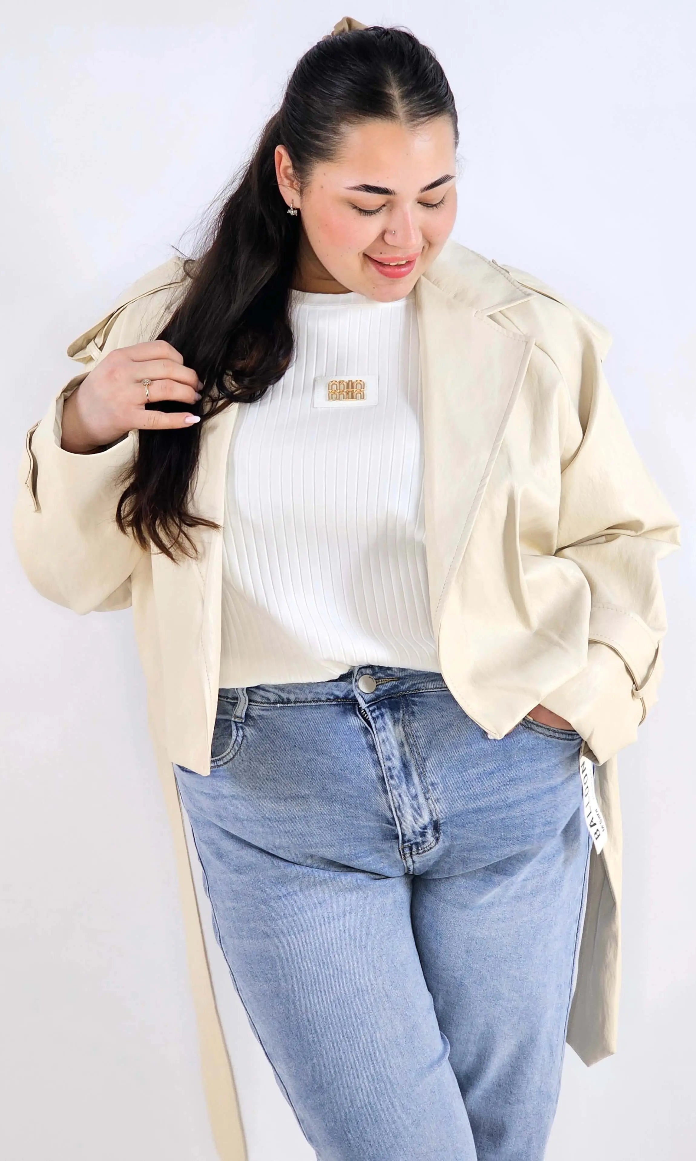 Kurtka plus size beżowa – krótki trencz XXL z paskiem Stylowa XL