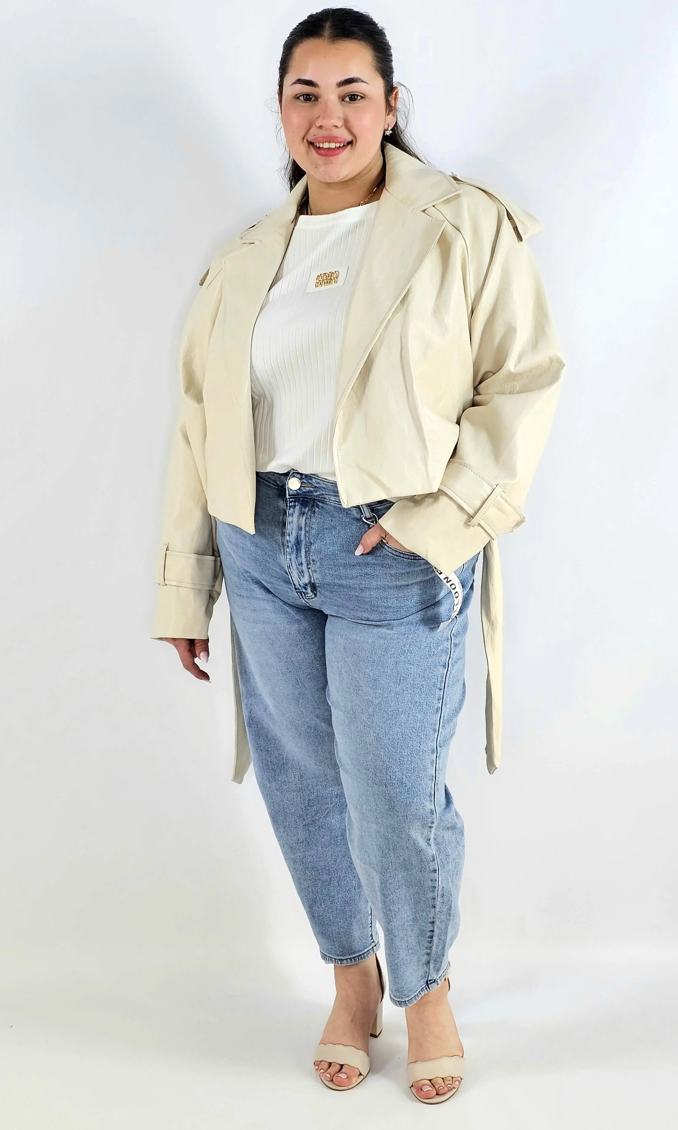 Kurtka plus size beżowa – krótki trencz XXL z paskiem Stylowa XL